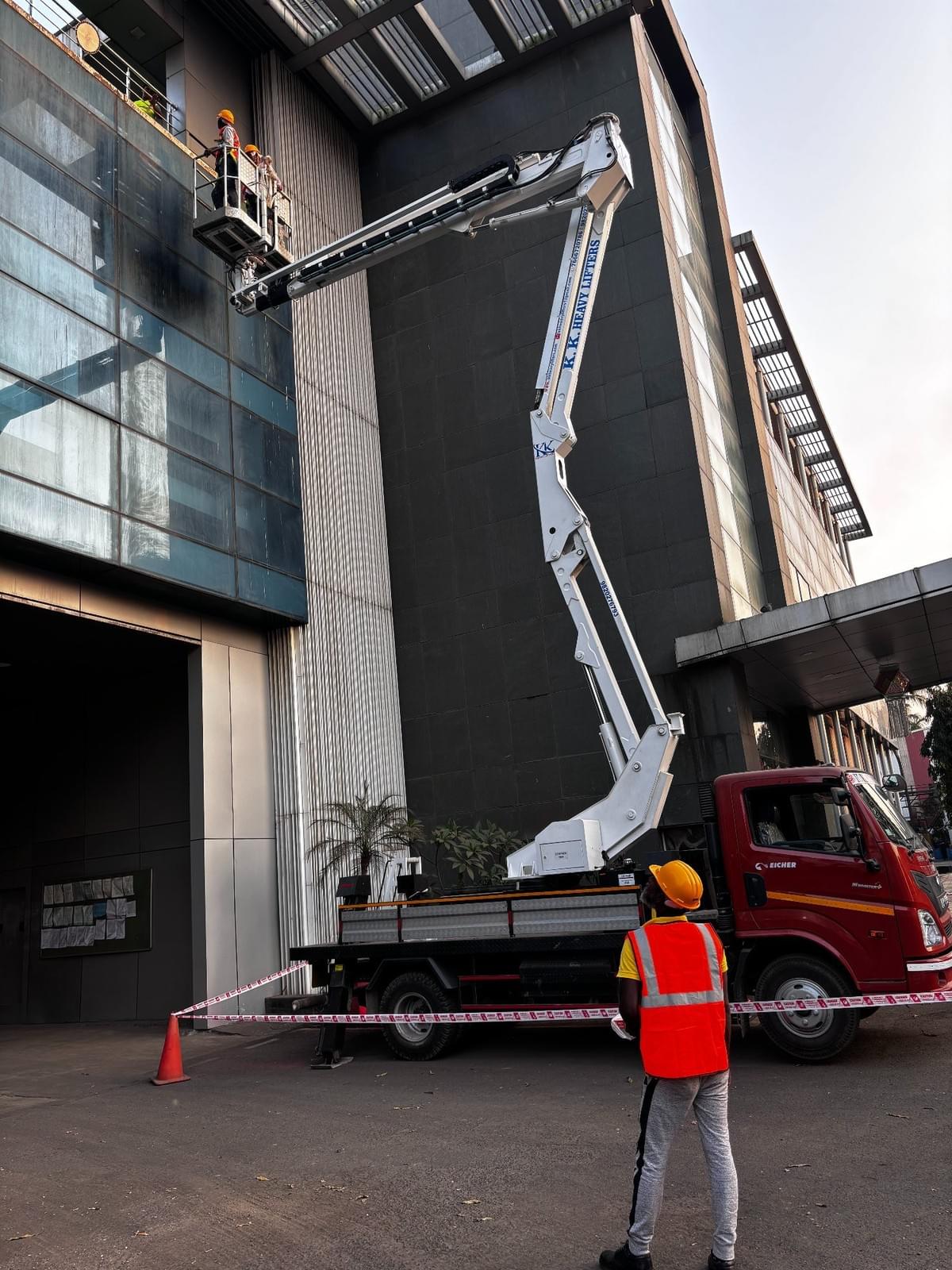 تنظيف واجهات زجاج بالرياض معدات حديثة- الوسطى المتجددة 0537152990 تنظيف واجهات زجاج بالرياض معدات حديثة- الوسطى المتجددة 0537152990