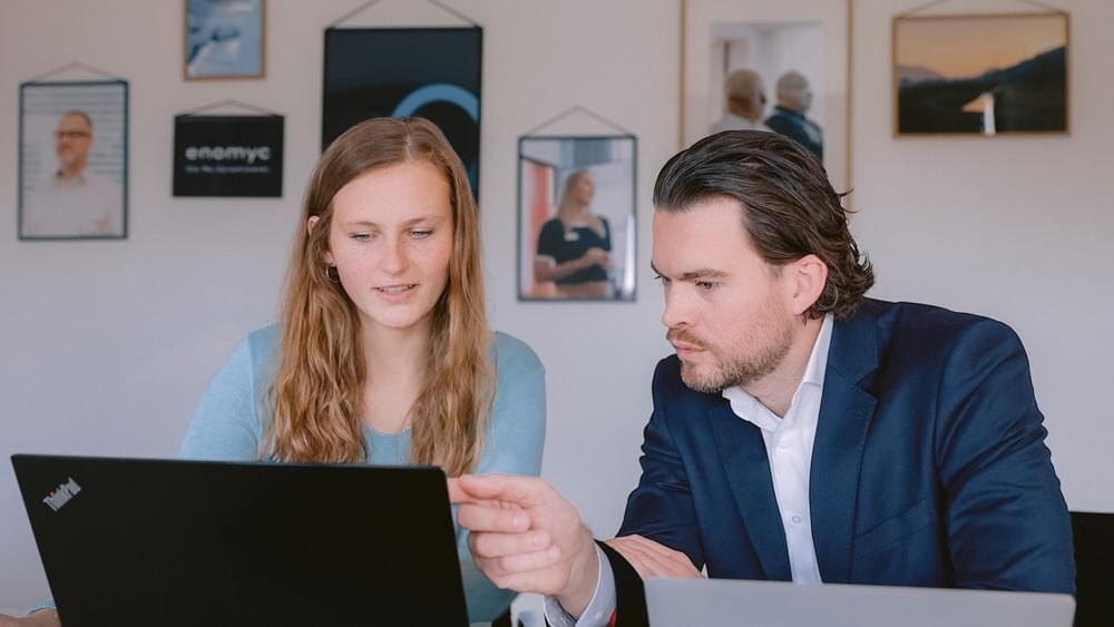 Eine junge Frau und ein junger Mann arbeiten gemeinsam am Laptop Eine junge Frau und ein junger Mann arbeiten gemeinsam am Laptop