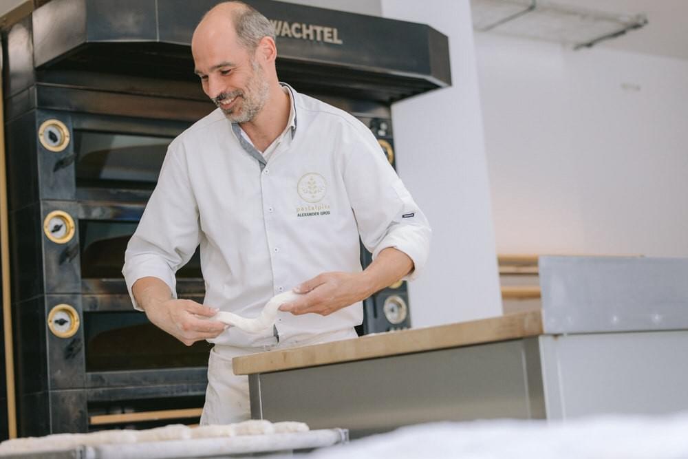 Ein Bäcker in Bozen bei der Arbeit Ein Bäcker in Bozen bei der Arbeit