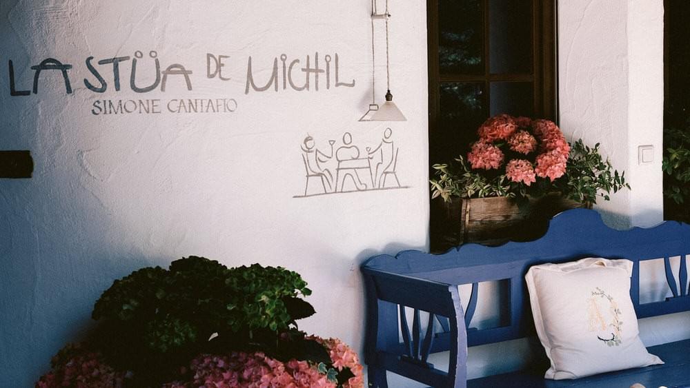 Eine weiße Wand mit dem Log vom Restaurant La Stüa de Michil des Hotels La Perla Eine weiße Wand mit dem Log vom Restaurant La Stüa de Michil des Hotels La Perla
