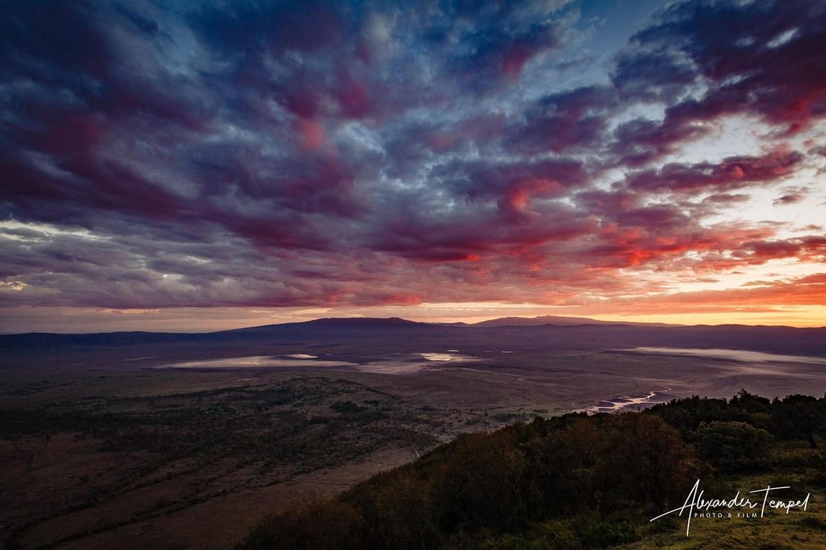 Sonnenaufgang über dem Ngorongoro Krater in Tansania Sonnenaufgang über dem Ngorongoro Krater in Tansania