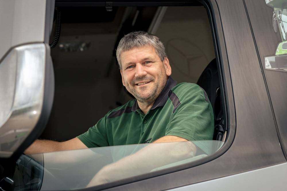 Ein Mann guckt aus einem LKW-Fenster Ein Mann guckt aus einem LKW-Fenster