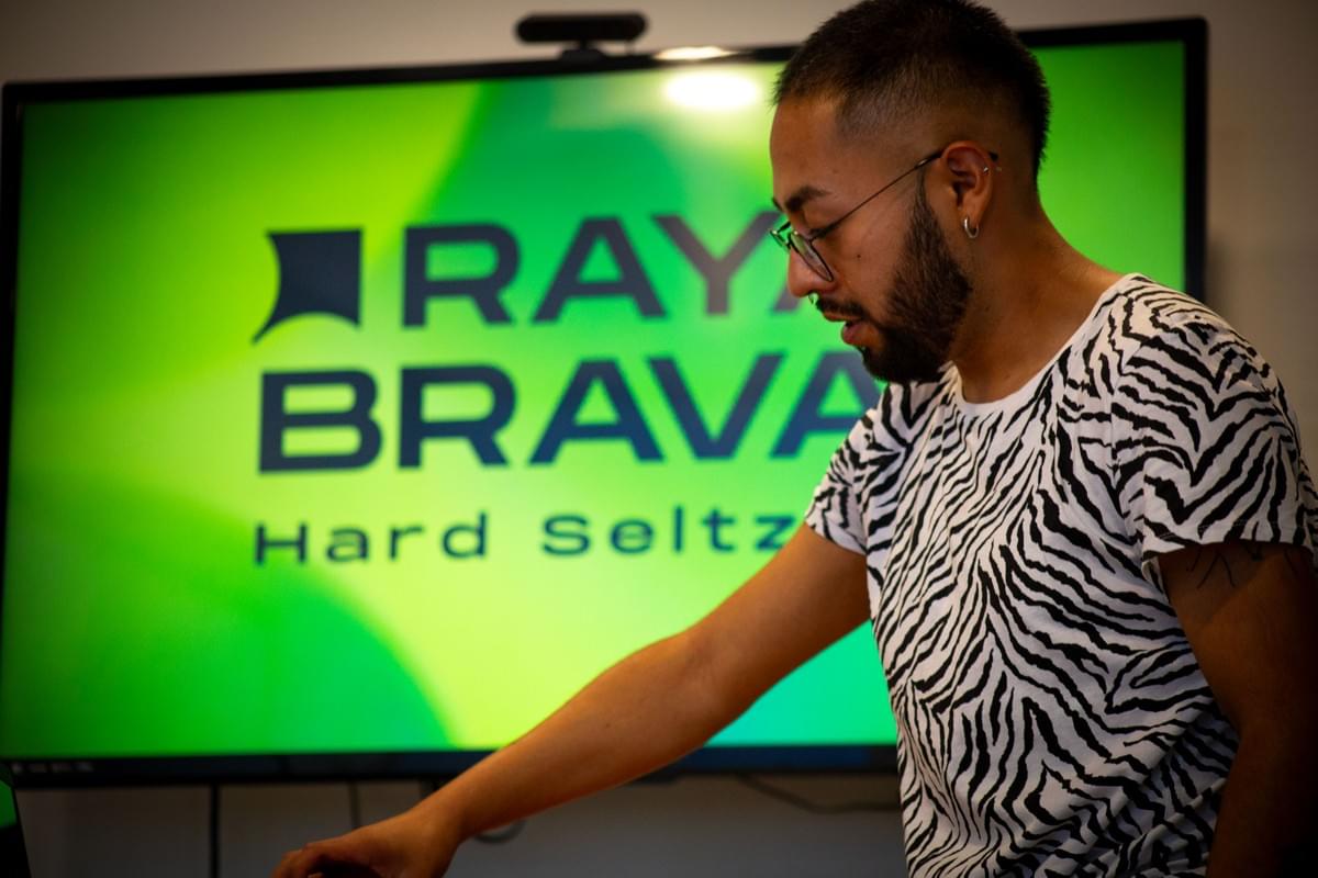 community-manager-neon-panda-presentando-1200x800px community-manager-neon-panda-presentando-1200x800px