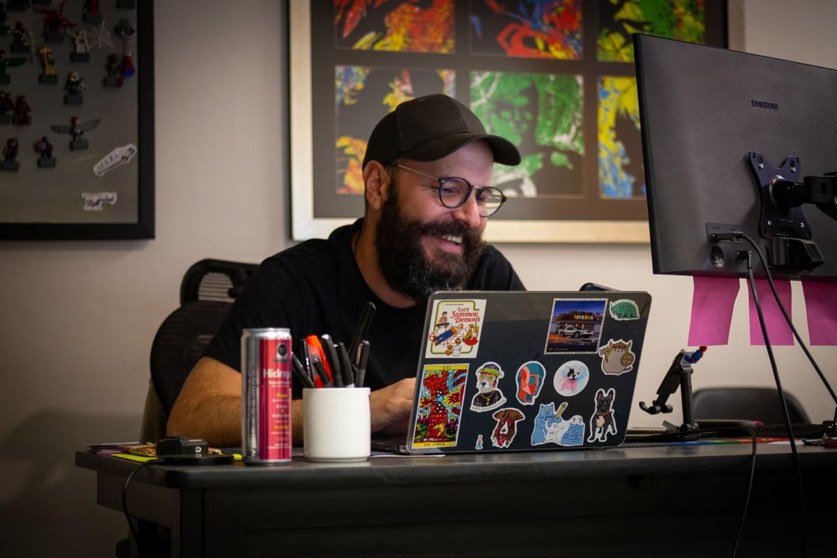 creativo-de-neon-panda-trabajando-1200x800px creativo-de-neon-panda-trabajando-1200x800px