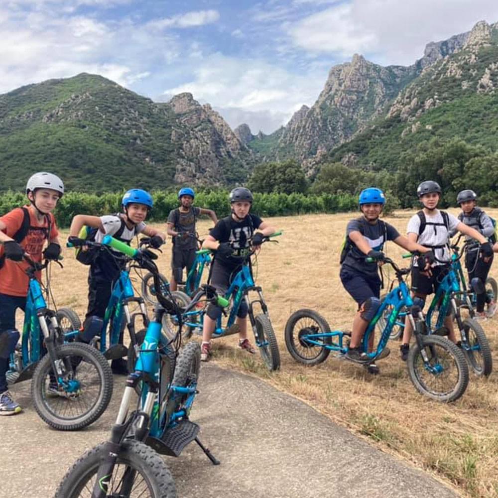 Groupe d'enfants en trottinette électrique tout terrain dans l'Hérault Groupe d'enfants en trottinette électrique tout terrain dans l'Hérault