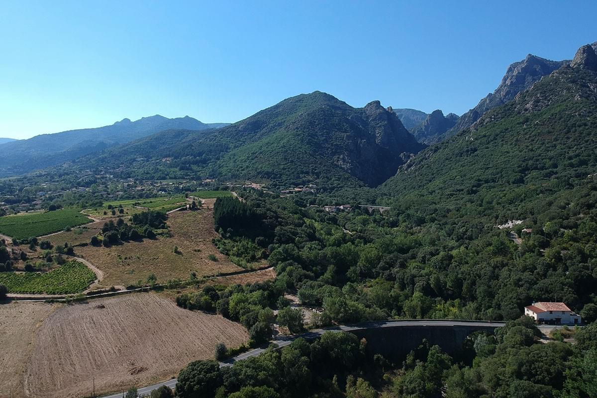 Vue sur les montagnes de Mons dans l'Hérault Vue sur les montagnes de Mons dans l'Hérault