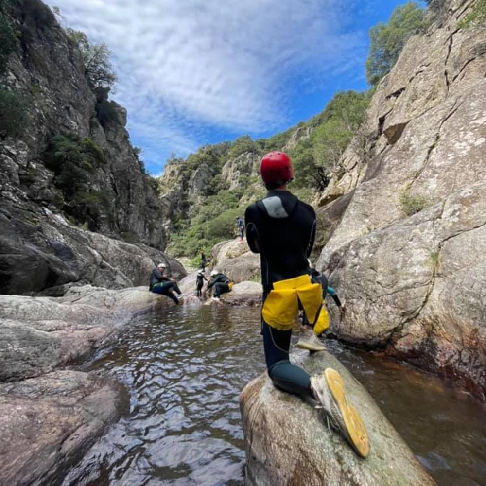 Adolescents descendant un canyon pendant leur colo de vacances Adolescents descendant un canyon pendant leur colo de vacances