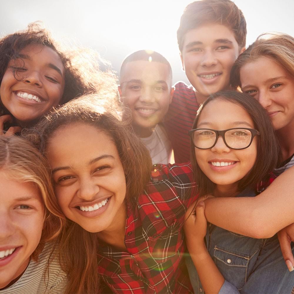 Groupe d'enfants heureux d'être en colonie de vacances dans l'Hérault Groupe d'enfants heureux d'être en colonie de vacances dans l'Hérault