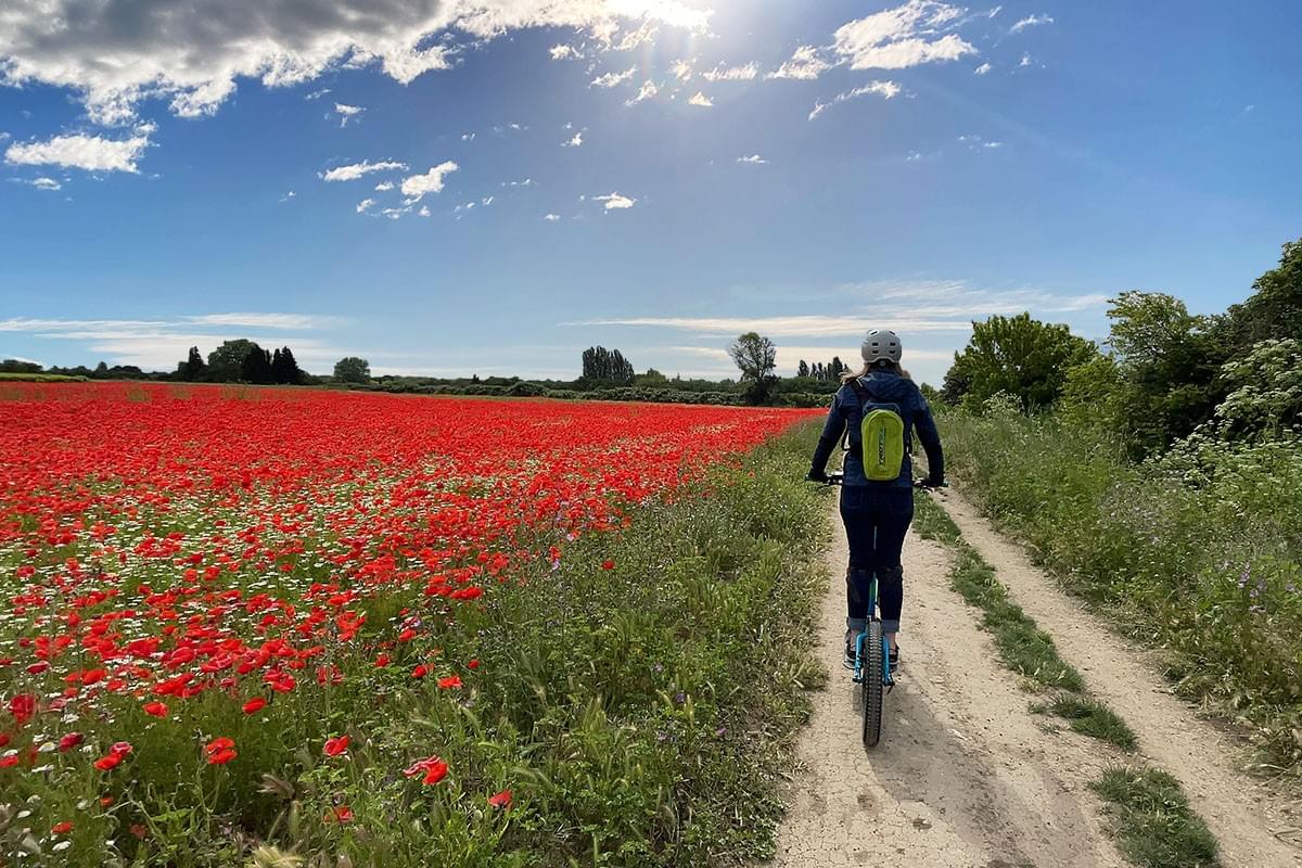 Femme lors d'une sortie trottinette électrique tout-terrain dans l'Hérault Femme lors d'une sortie trottinette électrique tout-terrain dans l'Hérault
