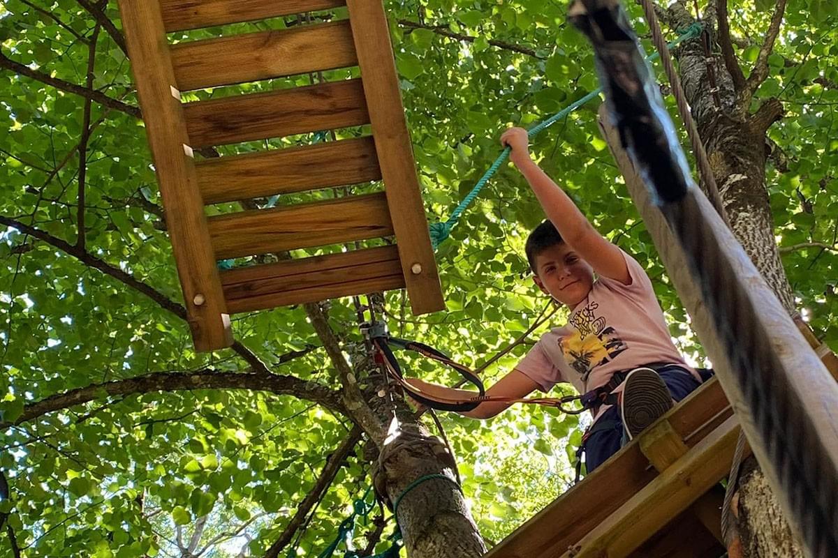 Enfant faisant de l'accrobranche dans l'Hérault Enfant faisant de l'accrobranche dans l'Hérault