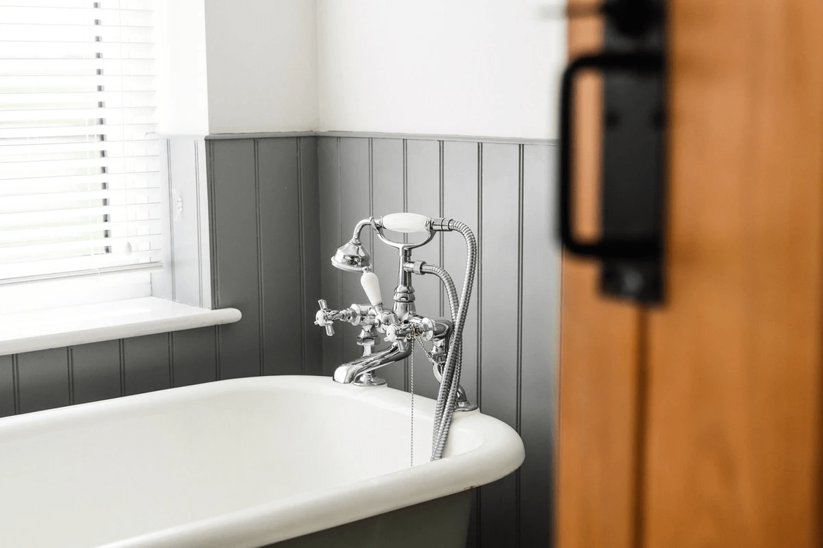 Tidy bathroom with white bath Tidy bathroom with white bath