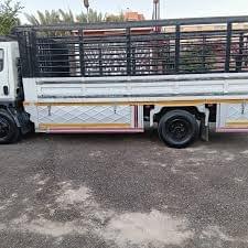 تعتبر عملية الانتقال من منزل إلى آخر في مدينة مباركة مثل المدينة المنورة خطوة مليئة بالأمل والتجديد، ولكنها في الوقت ذاته تمثل تحدياً كبيراً لأصحاب المنازل بسبب القلق من تعرض الأثاث للتلف أو الضياع. هنا يأتي دورنا كشركاء نجاح لكم، لنحول عملية النقل من "مهمة شاقة" إلى "تجربة مريحة وسلسة". لماذا نحن الخيار الأول لنقل العفش في طيبة الطيبة؟ 🏘️ نحن لا نقدم مجرد سيارة نقل، بل نقدم منظومة عمل احترافية تعتني بكل تفصيل في منزلك. عندما تتصل بنا على الرقم 0537380614، فأنت تضمن الحصول على المميزات التالية: ✅ أولاً: فريق عمل متخصص ونخبة من الفنيين نمتلك فريقاً من النجارين المحترفين الذين يجيدون التعامل مع كافة أنواع الأثاث، سواء كان أثاثاً محلياً، "إيكيا"، أو أثاثاً كلاسيكياً يتطلب عناية خاصة عند الفك والتركيب. ✅ ثانياً: تقنيات تغليف عالمية نحن نعلم أن حرارة الجو في المدينة المنورة والغبار قد يؤثران على الأثاث، لذا نستخدم مواد تغليف عالية الجودة (نايلون، فقاعات، كرتون مقوى، ولباد) لضمان حماية كاملة ضد الخدوش أو الكسر، مع اهتمام خاص جداً بالقطع الزجاجية والتحف الثمينة. ✅ ثالثاً: أسطول "دينات" حديث ومجهز نوفر لكم سيارات نقل (دينات) مغلقة ومجهزة من الداخل ببطانات خاصة تمنع اهتزاز الأثاث أثناء الحركة، مما يضمن وصوله بسلامة تامة إلى وجهتكم الجديدة في أي حي من أحياء المدينة، سواء كنت في العزيزية، شوران، باقدو، الحزام، أو الهجرة. ✅ رابعاً: خدمات النقل الخارجي هل تنتقل من المدينة المنورة إلى الرياض، جدة، أو مكة؟ نحن نوفر رحلات نقل بري منتظمة بين المدن مع ضمانات كاملة، لنكون معكم أينما كانت وجهتكم داخل المملكة العربية السعودية. خطوات العمل التي نتبعها لراحتكم: 🛠️ المعاينة المجانية: نقوم بتقدير حجم العفش واختيار السيارة المناسبة. الفك والتغليف: تبدأ المهمة بفك الغرف والمطابخ وتغليف كل قطعة بعناية. التحميل: يتم ترتيب العفش داخل السيارة بنظام هندسي يمنع التكدس. التركيب والترتيب: بعد الوصول، نقوم بتركيب الأثاث في مكانك الجديد حسب رغبتك، لنترك منزلك جاهزاً للسكن فوراً. لا تتردد في طلب التميز! 🌟 نحن نجمع بين الجودة والسعر التنافسي الذي يناسب ميزانيتكم، مع تقديم عروض خاصة وخصومات دورية لخدمة أهل المدينة وزوارها. 📞 للتواصل المباشر والحصول على عرض سعر: اتصل الآن على الرقم: 0537380614 خدمتكم شرف لنا، وراحتكم هي غايتنا الأولى. تعتبر عملية الانتقال من منزل إلى آخر في مدينة مباركة مثل المدينة المنورة خطوة مليئة بالأمل والتجديد، ولكنها في الوقت ذاته تمثل تحدياً كبيراً لأصحاب المنازل بسبب القلق من تعرض الأثاث للتلف أو الضياع. هنا يأتي دورنا كشركاء نجاح لكم، لنحول عملية النقل من "مهمة شاقة" إلى "تجربة مريحة وسلسة". لماذا نحن الخيار الأول لنقل العفش في طيبة الطيبة؟ 🏘️ نحن لا نقدم مجرد سيارة نقل، بل نقدم منظومة عمل احترافية تعتني بكل تفصيل في منزلك. عندما تتصل بنا على الرقم 0537380614، فأنت تضمن الحصول على المميزات التالية: ✅ أولاً: فريق عمل متخصص ونخبة من الفنيين نمتلك فريقاً من النجارين المحترفين الذين يجيدون التعامل مع كافة أنواع الأثاث، سواء كان أثاثاً محلياً، "إيكيا"، أو أثاثاً كلاسيكياً يتطلب عناية خاصة عند الفك والتركيب. ✅ ثانياً: تقنيات تغليف عالمية نحن نعلم أن حرارة الجو في المدينة المنورة والغبار قد يؤثران على الأثاث، لذا نستخدم مواد تغليف عالية الجودة (نايلون، فقاعات، كرتون مقوى، ولباد) لضمان حماية كاملة ضد الخدوش أو الكسر، مع اهتمام خاص جداً بالقطع الزجاجية والتحف الثمينة. ✅ ثالثاً: أسطول "دينات" حديث ومجهز نوفر لكم سيارات نقل (دينات) مغلقة ومجهزة من الداخل ببطانات خاصة تمنع اهتزاز الأثاث أثناء الحركة، مما يضمن وصوله بسلامة تامة إلى وجهتكم الجديدة في أي حي من أحياء المدينة، سواء كنت في العزيزية، شوران، باقدو، الحزام، أو الهجرة. ✅ رابعاً: خدمات النقل الخارجي هل تنتقل من المدينة المنورة إلى الرياض، جدة، أو مكة؟ نحن نوفر رحلات نقل بري منتظمة بين المدن مع ضمانات كاملة، لنكون معكم أينما كانت وجهتكم داخل المملكة العربية السعودية. خطوات العمل التي نتبعها لراحتكم: 🛠️ المعاينة المجانية: نقوم بتقدير حجم العفش واختيار السيارة المناسبة. الفك والتغليف: تبدأ المهمة بفك الغرف والمطابخ وتغليف كل قطعة بعناية. التحميل: يتم ترتيب العفش داخل السيارة بنظام هندسي يمنع التكدس. التركيب والترتيب: بعد الوصول، نقوم بتركيب الأثاث في مكانك الجديد حسب رغبتك، لنترك منزلك جاهزاً للسكن فوراً. لا تتردد في طلب التميز! 🌟 نحن نجمع بين الجودة والسعر التنافسي الذي يناسب ميزانيتكم، مع تقديم عروض خاصة وخصومات دورية لخدمة أهل المدينة وزوارها. 📞 للتواصل المباشر والحصول على عرض سعر: اتصل الآن على الرقم: 0537380614 خدمتكم شرف لنا، وراحتكم هي غايتنا الأولى.