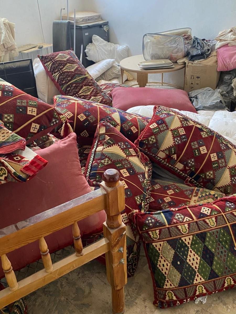 ل تشعر بأن منزلك أصبح مزدحماً بقطع الأثاث القديم التي لم تعد تستخدمها؟ هل تبحث عن وسيلة فعالة وآمنة لـ التخلص من العفش المستعمل في مدينة الرياض؟ 🏠📦 إن تراكم الأثاث المتهالك في الزوايا، فوق الأسطح، أو داخل المستودعات لا يشوه المظهر الجمالي لمنزلك فحسب، بل يتحول مع الوقت إلى مخبأ للأتربة والحشرات المزعجة. نحن هنا لنقدم لك الحل الجذري والنهائي لإخلاء مساحتك من كل ما هو زائد عن حاجتك، مع ضمان تقديم خدمة احترافية تريحك من عناء الفك والتحميل والنقل. للتواصل الفوري وطلب خدمة المعاينة والرفع، اتصل بنا على الرقم: 0537380614. ماذا نقدم لك في خدمة التخلص من الأثاث القديم؟ نحن لا نقوم بمجرد نقل الأثاث، بل نوفر منظومة متكاملة تهدف إلى تنظيف منزلك وإعادة استغلال مساحاته بشكل أفضل: شراء الأثاث المستعمل (تحويل الزحام إلى كاش): إذا كان أثاثك (غرف نوم، كنب، طاولات، أو مجالس) بحالة جيدة أو نصف جيدة، فنحن نمنحك تقييماً مالياً عادلاً ونشتريه منك فوراً. بدلاً من رمي الأثاث بلا مقابل، استفد من قيمته المادية لتجديد منزلك أو قضاء احتياجاتك. إخلاء الأسطح والمستودعات (الكراكيب): تعاني الكثير من المنازل في الرياض من تكدس الأغراض القديمة في "المنور" أو السطح. نحن نتولى مهمة رفع هذه القطع بالكامل وتخليصك منها، مما يمنحك مساحات واسعة ونظيفة يمكنك استغلالها كحدائق منزلية أو مناطق ترفيهية. رفع الأجهزة الكهربائية والخردة: نشتري وننقل المكيفات القديمة (سبلت وشباك)، الثلاجات، الغسالات، وحتى الأجهزة المتعطلة (سكراب). لا تترك الأجهزة الصدئة والمتهالكة تشوه مظهر بيتك، فنحن نتعامل معها بطرق بيئية ومنظمة. فريق عمل محترف للفك والنقل: لدينا عمالة فنية مدربة على فك المطابخ والدواليب والستائر بسرعة فائقة ودون إلحاق أي ضرر بالجدران أو الأرضيات. نحن نصل إليك بمعداتنا وسياراتنا (الدينا) المخصصة للتحميل. لماذا نحن خيارك الأول في الرياض؟ السرعة والالتزام: بمجرد اتصالك على الرقم 0537380614، نحدد معك موعداً دقيقاً ونصل إليك في أسرع وقت. تغطية كافة أحياء الرياض: نخدم جميع أحياء العاصمة (شمال، جنوب، شرق، وغرب الرياض) دون استثناء. المصداقية في التقييم: نمنحك السعر الذي يرضيك بناءً على حالة الأثاث دون بخس. نظافة المكان: نحرص على ترك المكان نظيفاً بعد عملية الرفع والإخلاء. كيف تبدأ الآن؟ الأمر في غاية السهولة! التقط صوراً للأثاث الذي ترغب في التخلص منه أو بيعه وأرسلها عبر الواتساب على الرقم 0537380614. سيقوم فريقنا بتقدير القيمة أو تحديد الجهد المطلوب للإخلاء، وسنصل إليك فوراً لنقوم بالمهمة بدلاً منك. اجعل منزلك يتنفس مرة أخرى واسترجع جماله وهدوءه. نحن هنا لنجعل عملية التخلص من الأثاث القديم تجربة سهلة ومربحة لك! 📞 اتصل بنا الآن: 0537380614 نخلصك من أثاثك القديم باحترافية.. ونعطيك السعر الذي تستحقه! ل تشعر بأن منزلك أصبح مزدحماً بقطع الأثاث القديم التي لم تعد تستخدمها؟ هل تبحث عن وسيلة فعالة وآمنة لـ التخلص من العفش المستعمل في مدينة الرياض؟ 🏠📦 إن تراكم الأثاث المتهالك في الزوايا، فوق الأسطح، أو داخل المستودعات لا يشوه المظهر الجمالي لمنزلك فحسب، بل يتحول مع الوقت إلى مخبأ للأتربة والحشرات المزعجة. نحن هنا لنقدم لك الحل الجذري والنهائي لإخلاء مساحتك من كل ما هو زائد عن حاجتك، مع ضمان تقديم خدمة احترافية تريحك من عناء الفك والتحميل والنقل. للتواصل الفوري وطلب خدمة المعاينة والرفع، اتصل بنا على الرقم: 0537380614. ماذا نقدم لك في خدمة التخلص من الأثاث القديم؟ نحن لا نقوم بمجرد نقل الأثاث، بل نوفر منظومة متكاملة تهدف إلى تنظيف منزلك وإعادة استغلال مساحاته بشكل أفضل: شراء الأثاث المستعمل (تحويل الزحام إلى كاش): إذا كان أثاثك (غرف نوم، كنب، طاولات، أو مجالس) بحالة جيدة أو نصف جيدة، فنحن نمنحك تقييماً مالياً عادلاً ونشتريه منك فوراً. بدلاً من رمي الأثاث بلا مقابل، استفد من قيمته المادية لتجديد منزلك أو قضاء احتياجاتك. إخلاء الأسطح والمستودعات (الكراكيب): تعاني الكثير من المنازل في الرياض من تكدس الأغراض القديمة في "المنور" أو السطح. نحن نتولى مهمة رفع هذه القطع بالكامل وتخليصك منها، مما يمنحك مساحات واسعة ونظيفة يمكنك استغلالها كحدائق منزلية أو مناطق ترفيهية. رفع الأجهزة الكهربائية والخردة: نشتري وننقل المكيفات القديمة (سبلت وشباك)، الثلاجات، الغسالات، وحتى الأجهزة المتعطلة (سكراب). لا تترك الأجهزة الصدئة والمتهالكة تشوه مظهر بيتك، فنحن نتعامل معها بطرق بيئية ومنظمة. فريق عمل محترف للفك والنقل: لدينا عمالة فنية مدربة على فك المطابخ والدواليب والستائر بسرعة فائقة ودون إلحاق أي ضرر بالجدران أو الأرضيات. نحن نصل إليك بمعداتنا وسياراتنا (الدينا) المخصصة للتحميل. لماذا نحن خيارك الأول في الرياض؟ السرعة والالتزام: بمجرد اتصالك على الرقم 0537380614، نحدد معك موعداً دقيقاً ونصل إليك في أسرع وقت. تغطية كافة أحياء الرياض: نخدم جميع أحياء العاصمة (شمال، جنوب، شرق، وغرب الرياض) دون استثناء. المصداقية في التقييم: نمنحك السعر الذي يرضيك بناءً على حالة الأثاث دون بخس. نظافة المكان: نحرص على ترك المكان نظيفاً بعد عملية الرفع والإخلاء. كيف تبدأ الآن؟ الأمر في غاية السهولة! التقط صوراً للأثاث الذي ترغب في التخلص منه أو بيعه وأرسلها عبر الواتساب على الرقم 0537380614. سيقوم فريقنا بتقدير القيمة أو تحديد الجهد المطلوب للإخلاء، وسنصل إليك فوراً لنقوم بالمهمة بدلاً منك. اجعل منزلك يتنفس مرة أخرى واسترجع جماله وهدوءه. نحن هنا لنجعل عملية التخلص من الأثاث القديم تجربة سهلة ومربحة لك! 📞 اتصل بنا الآن: 0537380614 نخلصك من أثاثك القديم باحترافية.. ونعطيك السعر الذي تستحقه!