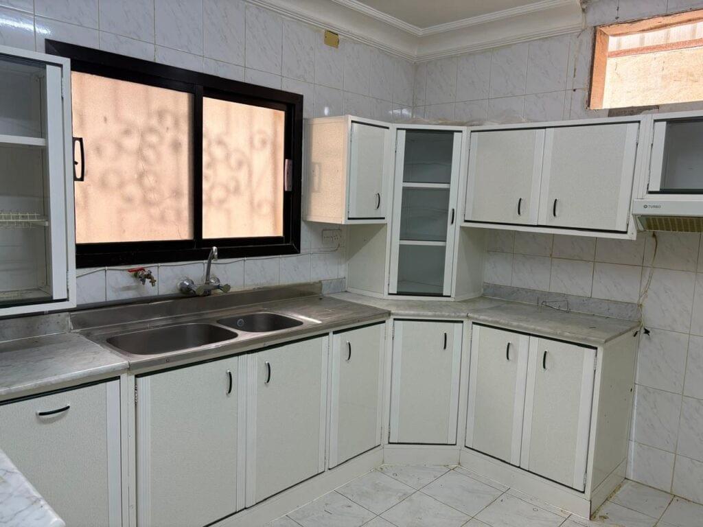 هل تخطط لتغيير ديكور منزلك وتركيب مطبخ عصري جديد؟ هل لديك مطبخ مستعمل يشغل حيزاً في منزلك وترغب في بيعه بأعلى سعر بدلاً من تركه يتلف؟ 🍳💎 نحن هنا لنقدم لك الحل الأمثل والخدمة الأكثر احترافية في شراء المطابخ المستعملة بالرياض. المطبخ هو الركن الأهم في كل بيت، ونحن نعلم أن المطابخ المصنوعة من الألمنيوم أو الخشب أو الرخام الصناعي تظل ذات قيمة مادية عالية حتى بعد الاستخدام. لذا، وفرنا لك فريقاً متخصصاً في تثمين وفك المطابخ بكافة أحياء العاصمة، لنضمن لك تجربة بيع مريحة ومجزية. للتواصل المباشر والحصول على تسعيرة فورية، اتصل بنا أو راسلنا عبر الواتساب على الرقم: 0537380614. ما هي أنواع المطابخ التي نشتريها؟ نحن نغطي سوق المستعمل بالكامل في الرياض، ونشتري كافة الموديلات والتصاميم بحالاتها المختلفة، وتشمل خدماتنا: مطابخ الألمنيوم: نشتري المطابخ الألمنيوم بكافة ألوانها وسماكاتها، ونقدر جودة القطاعات والرخام الطبيعي أو الصناعي المرفق بها. مطابخ إيكيا والمطابخ الجاهزة: نشتري المطابخ الخشبية الحديثة (مودرن) ذات التصاميم العالمية التي تتطلب دقة متناهية في الفك للحفاظ على سلامة القطع. مطابخ الخشمونيوم والبي في سي (PVC): نشتري المطابخ ذات الخامات الحديثة والمقاومة للرطوبة، ونمنحك فيها أسعاراً تنافسية جداً. المطابخ المركزية (ستانلس ستيل): نشتري مطابخ الفنادق والمطاعم المصنوعة بالكامل من الفولاذ المقاوم للصدأ، ونمتلك القدرة على شراء كميات ضخمة. تجهيزات المطبخ المرافقة: نشتري أيضاً الشفاطات، الأحواض (المجالي)، والأفران المدمجة (Built-in) التي تأتي مع المطبخ. لماذا نحن خيارك الأول في الرياض؟ التقييم العادل (أعلى سعر): نعتمد الأمانة في التقييم؛ حيث نمنحك السعر الأفضل بناءً على مساحة المطبخ، نظافته، جودة الإكسسوارات (المفصلات والسكك)، وحالة الرخام. فنيو فك متخصصون: فك المطبخ عملية معقدة قد تؤثر على الجدران أو السباكة؛ لذا نرسل نجارين وفنيين محترفين يقومون بفك الوحدات والرخام بكل هدوء ودقة دون إحداث فوضى. الدفع النقدي الفوري: نحن نقدر وقتك واحتياجك، لذا يتم تسليمك المبلغ المتفق عليه "كاش" في الموقع بمجرد الاتفاق وقبل البدء في عملية الفك والتحميل. النقل المجاني: لا تتحمل أي تكاليف إضافية؛ نحن نتولى عملية التحميل والنقل بسياراتنا الخاصة إلى مستودعاتنا فوراً. تغطية شاملة للرياض: نصل إليك في (شمال، جنوب، شرق، وغرب الرياض) بمجرد اتصالك بنا على الرقم 0537380614. كيف تبيع مطبخك لنا في 3 خطوات؟ التواصل والصورة: أرسل صوراً واضحة للمطبخ من عدة زوايا عبر الواتساب على الرقم 0537380614 للحصول على تقييم مبدئي. المعاينة والاتفاق: نرسل المندوب لمعاينة المطبخ على الطبيعة وتقديم عرض السعر النهائي. الفك والاستلام: عند موافقتك، يتم الدفع لك فوراً، ويبدأ الفنيون بفك المطبخ ونقله في نفس اليوم. لا تترك مطبخك القديم يضيق عليك المكان أو يصبح مأوى للأتربة، حوله الآن إلى سيولة نقدية واستفد من قيمته. نحن في خدمتك طوال أيام الأسبوع. 📞 اتصل بنا الآن ولا تتردد: 0537380614 نشتري مطبخك المستعمل بأمانة.. ونمنحك أفضل عرض سعر في الرياض! هل تخطط لتغيير ديكور منزلك وتركيب مطبخ عصري جديد؟ هل لديك مطبخ مستعمل يشغل حيزاً في منزلك وترغب في بيعه بأعلى سعر بدلاً من تركه يتلف؟ 🍳💎 نحن هنا لنقدم لك الحل الأمثل والخدمة الأكثر احترافية في شراء المطابخ المستعملة بالرياض. المطبخ هو الركن الأهم في كل بيت، ونحن نعلم أن المطابخ المصنوعة من الألمنيوم أو الخشب أو الرخام الصناعي تظل ذات قيمة مادية عالية حتى بعد الاستخدام. لذا، وفرنا لك فريقاً متخصصاً في تثمين وفك المطابخ بكافة أحياء العاصمة، لنضمن لك تجربة بيع مريحة ومجزية. للتواصل المباشر والحصول على تسعيرة فورية، اتصل بنا أو راسلنا عبر الواتساب على الرقم: 0537380614. ما هي أنواع المطابخ التي نشتريها؟ نحن نغطي سوق المستعمل بالكامل في الرياض، ونشتري كافة الموديلات والتصاميم بحالاتها المختلفة، وتشمل خدماتنا: مطابخ الألمنيوم: نشتري المطابخ الألمنيوم بكافة ألوانها وسماكاتها، ونقدر جودة القطاعات والرخام الطبيعي أو الصناعي المرفق بها. مطابخ إيكيا والمطابخ الجاهزة: نشتري المطابخ الخشبية الحديثة (مودرن) ذات التصاميم العالمية التي تتطلب دقة متناهية في الفك للحفاظ على سلامة القطع. مطابخ الخشمونيوم والبي في سي (PVC): نشتري المطابخ ذات الخامات الحديثة والمقاومة للرطوبة، ونمنحك فيها أسعاراً تنافسية جداً. المطابخ المركزية (ستانلس ستيل): نشتري مطابخ الفنادق والمطاعم المصنوعة بالكامل من الفولاذ المقاوم للصدأ، ونمتلك القدرة على شراء كميات ضخمة. تجهيزات المطبخ المرافقة: نشتري أيضاً الشفاطات، الأحواض (المجالي)، والأفران المدمجة (Built-in) التي تأتي مع المطبخ. لماذا نحن خيارك الأول في الرياض؟ التقييم العادل (أعلى سعر): نعتمد الأمانة في التقييم؛ حيث نمنحك السعر الأفضل بناءً على مساحة المطبخ، نظافته، جودة الإكسسوارات (المفصلات والسكك)، وحالة الرخام. فنيو فك متخصصون: فك المطبخ عملية معقدة قد تؤثر على الجدران أو السباكة؛ لذا نرسل نجارين وفنيين محترفين يقومون بفك الوحدات والرخام بكل هدوء ودقة دون إحداث فوضى. الدفع النقدي الفوري: نحن نقدر وقتك واحتياجك، لذا يتم تسليمك المبلغ المتفق عليه "كاش" في الموقع بمجرد الاتفاق وقبل البدء في عملية الفك والتحميل. النقل المجاني: لا تتحمل أي تكاليف إضافية؛ نحن نتولى عملية التحميل والنقل بسياراتنا الخاصة إلى مستودعاتنا فوراً. تغطية شاملة للرياض: نصل إليك في (شمال، جنوب، شرق، وغرب الرياض) بمجرد اتصالك بنا على الرقم 0537380614. كيف تبيع مطبخك لنا في 3 خطوات؟ التواصل والصورة: أرسل صوراً واضحة للمطبخ من عدة زوايا عبر الواتساب على الرقم 0537380614 للحصول على تقييم مبدئي. المعاينة والاتفاق: نرسل المندوب لمعاينة المطبخ على الطبيعة وتقديم عرض السعر النهائي. الفك والاستلام: عند موافقتك، يتم الدفع لك فوراً، ويبدأ الفنيون بفك المطبخ ونقله في نفس اليوم. لا تترك مطبخك القديم يضيق عليك المكان أو يصبح مأوى للأتربة، حوله الآن إلى سيولة نقدية واستفد من قيمته. نحن في خدمتك طوال أيام الأسبوع. 📞 اتصل بنا الآن ولا تتردد: 0537380614 نشتري مطبخك المستعمل بأمانة.. ونمنحك أفضل عرض سعر في الرياض!