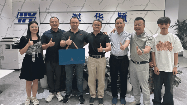 Group photo of Turkish welding machine manufacturers visiting the SHYSEMI factory. Group photo of Turkish welding machine manufacturers visiting the SHYSEMI factory.