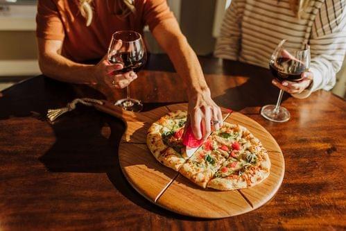 Round Wooden Pizza Tray – Eco-Friendly & Stylish Pizza Serving Platter