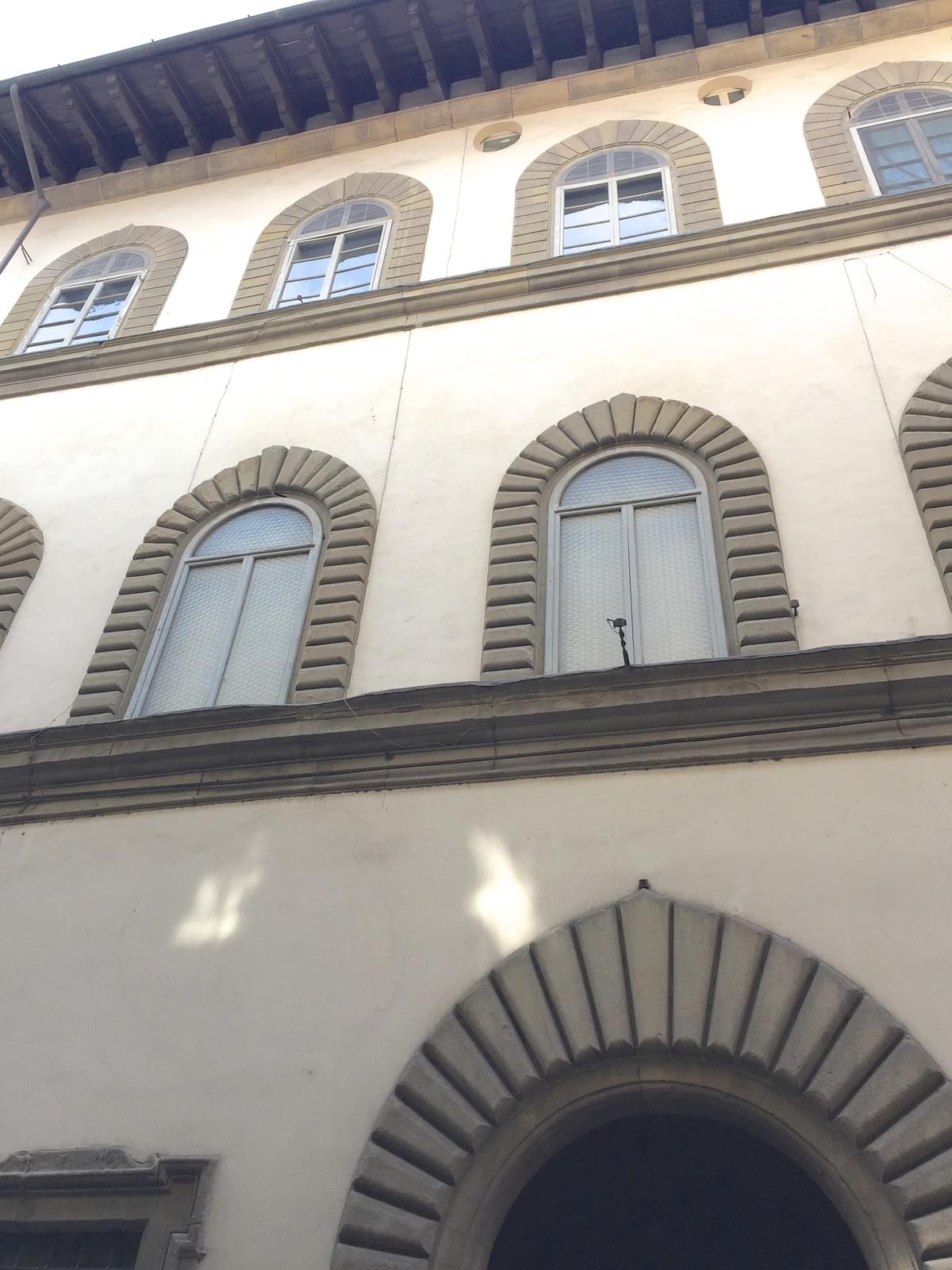 アパートはPalazzo Stiozzi Ridolfiいう旧宮殿の最上階。フィレンツェには10日間滞在しました。 アパートはPalazzo Stiozzi Ridolfiいう旧宮殿の最上階。フィレンツェには10日間滞在しました。