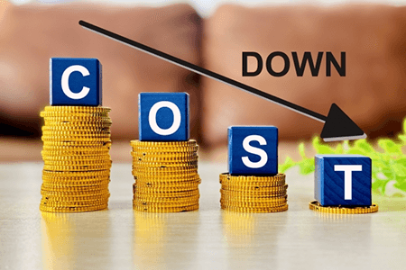 積み上げられたコインと下向き矢印で、コスト削減や費用低減を表現したイメージ。 積み上げられたコインと下向き矢印で、コスト削減や費用低減を表現したイメージ。