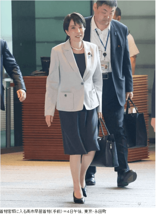 日本首相高市早苗(前)走入官邸。 日本首相高市早苗(前)走入官邸。