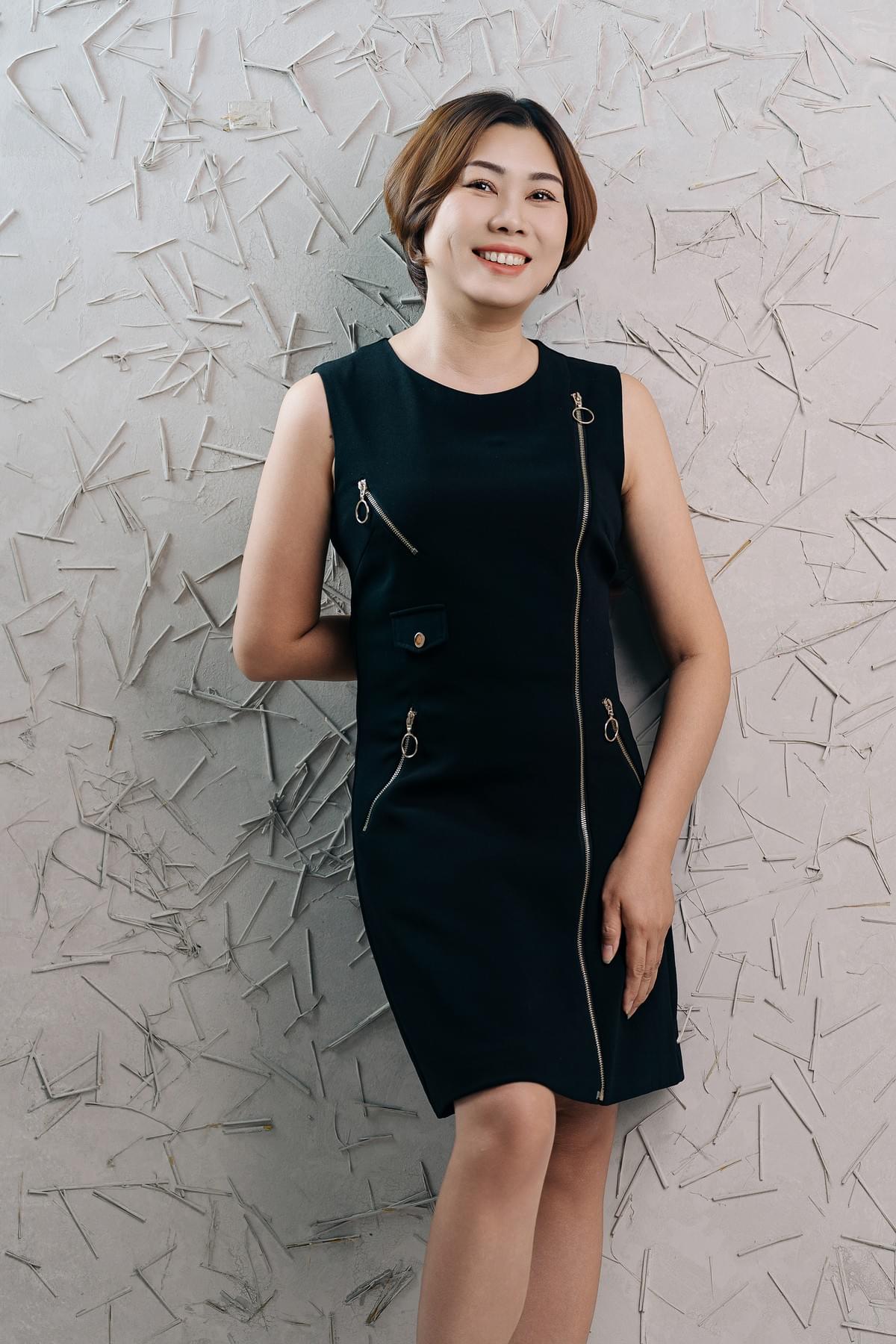 Fiona Ha in a simple black shift dress with zip detailing — showing how expert tailoring can make simplicity feel striking. Fiona Ha in a simple black shift dress with zip detailing — showing how expert tailoring can make simplicity feel striking.