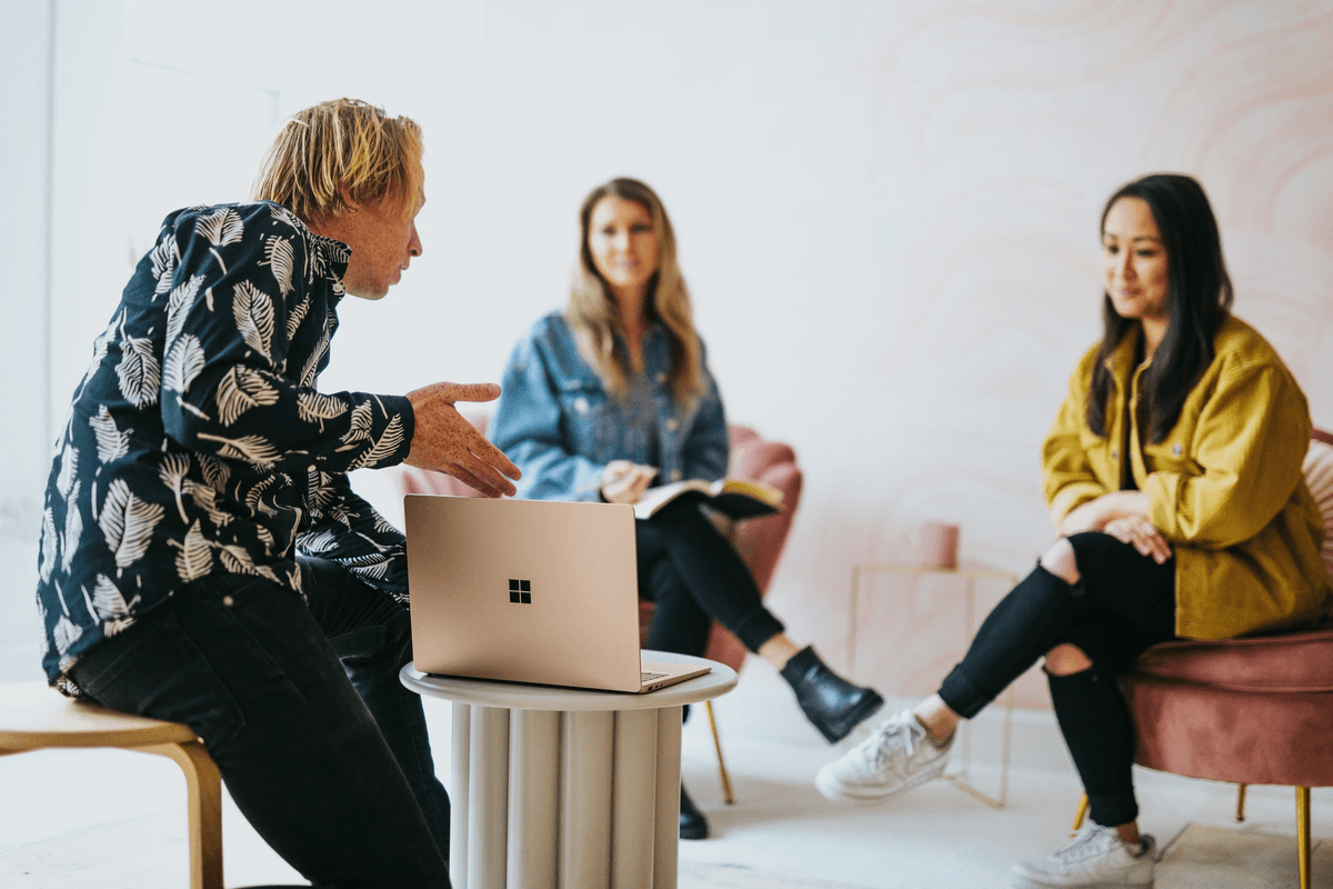 Marketing efficace d'une retraite en ligne grâce à des webinaires de pré-événement engageants Marketing efficace d'une retraite en ligne grâce à des webinaires de pré-événement engageants