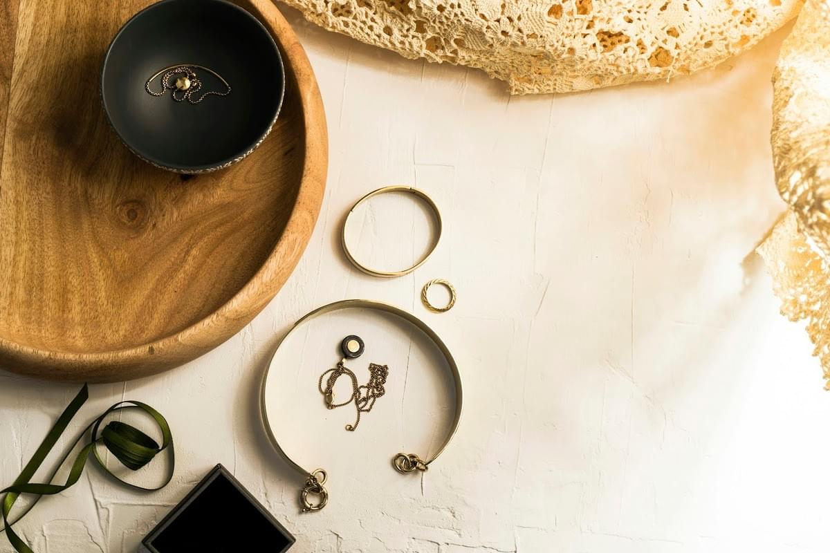 Joyas únicas hechas a mano exhibidas sobre fondo blanco para negocios de joyería. Joyas únicas hechas a mano exhibidas sobre fondo blanco para negocios de joyería.