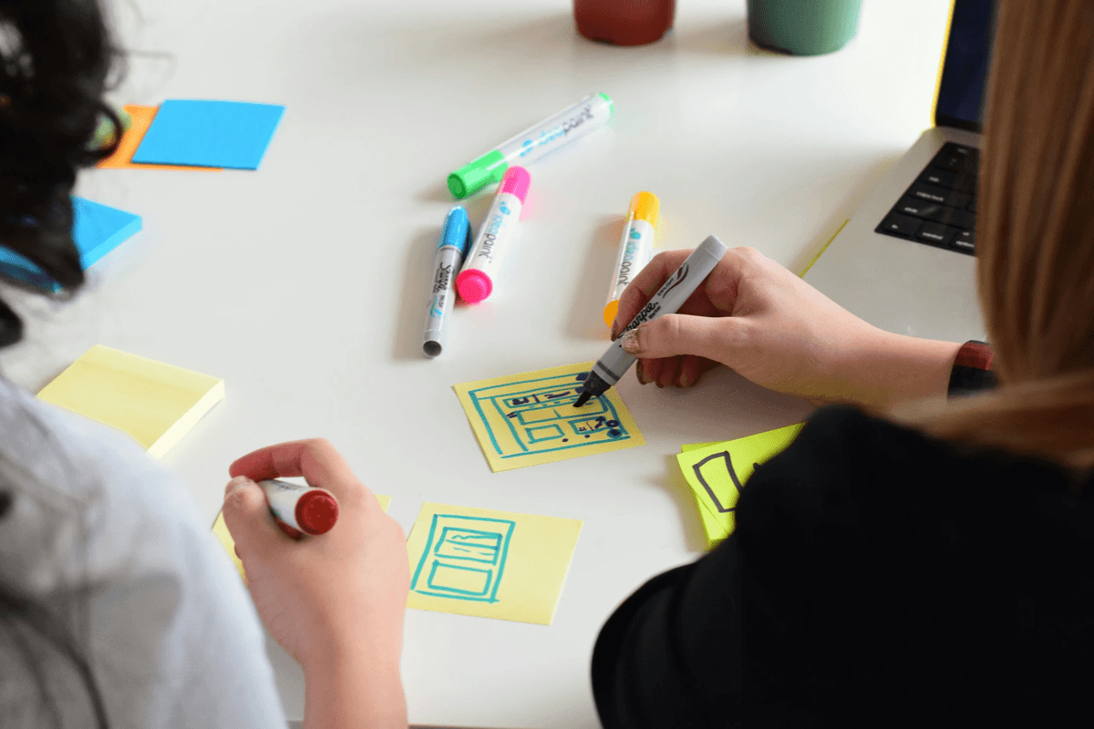 Élaboration d'un slogan de marque par le biais d'un brainstorming créatif. Élaboration d'un slogan de marque par le biais d'un brainstorming créatif.