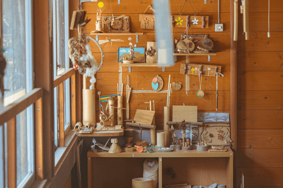 vente en ligne de produits faits main présentés dans un espace de travail artisanal chaleureux vente en ligne de produits faits main présentés dans un espace de travail artisanal chaleureux