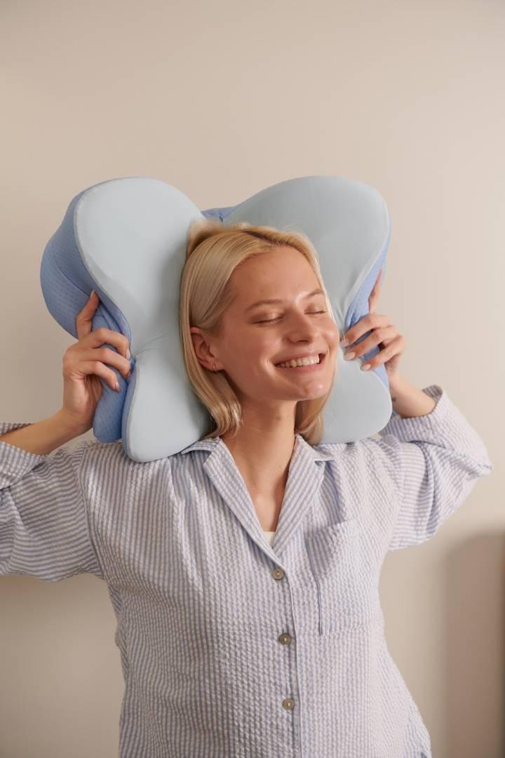 Experience the difference a supportive pillow can make in your life Discover the Importance of Neck Support for Your Sleep Why the Pillow You Use Matters More Than You Think
Proper neck support plays an important role in sleep comfort, posture, and how you feel when you wake up.
Many people focus on their mattress, sleep schedule, or bedtime routine — but often overlook the pillow they use every night.
Are You Really Sleeping Comfortably?
Waking up feeling stiff, tired, or uncomfortable is more common than people realize.
Even after a full night’s sleep, many experience:
Neck discomfort in the morning
Difficulty finding a comfortable sleeping position
In many cases, the issue isn’t how long you sleep — but how well your neck is supported while you sleep.
Why Neck Support Matters During Sleep
A Growing Interest in Ergonomic Pillows
Ergonomic pillows are designed to support the natural alignment of the neck and shoulders, helping maintain a more comfortable sleeping posture throughout the night.
👉 See If This Pillow Is Right For You
What Makes Ergonomic Pillows Different? Experience the difference a supportive pillow can make in your life Discover the Importance of Neck Support for Your Sleep Why the Pillow You Use Matters More Than You Think
Proper neck support plays an important role in sleep comfort, posture, and how you feel when you wake up.
Many people focus on their mattress, sleep schedule, or bedtime routine — but often overlook the pillow they use every night.
Are You Really Sleeping Comfortably?
Waking up feeling stiff, tired, or uncomfortable is more common than people realize.
Even after a full night’s sleep, many experience:
Neck discomfort in the morning
Difficulty finding a comfortable sleeping position
In many cases, the issue isn’t how long you sleep — but how well your neck is supported while you sleep.
Why Neck Support Matters During Sleep
A Growing Interest in Ergonomic Pillows
Ergonomic pillows are designed to support the natural alignment of the neck and shoulders, helping maintain a more comfortable sleeping posture throughout the night.
👉 See If This Pillow Is Right For You
What Makes Ergonomic Pillows Different?