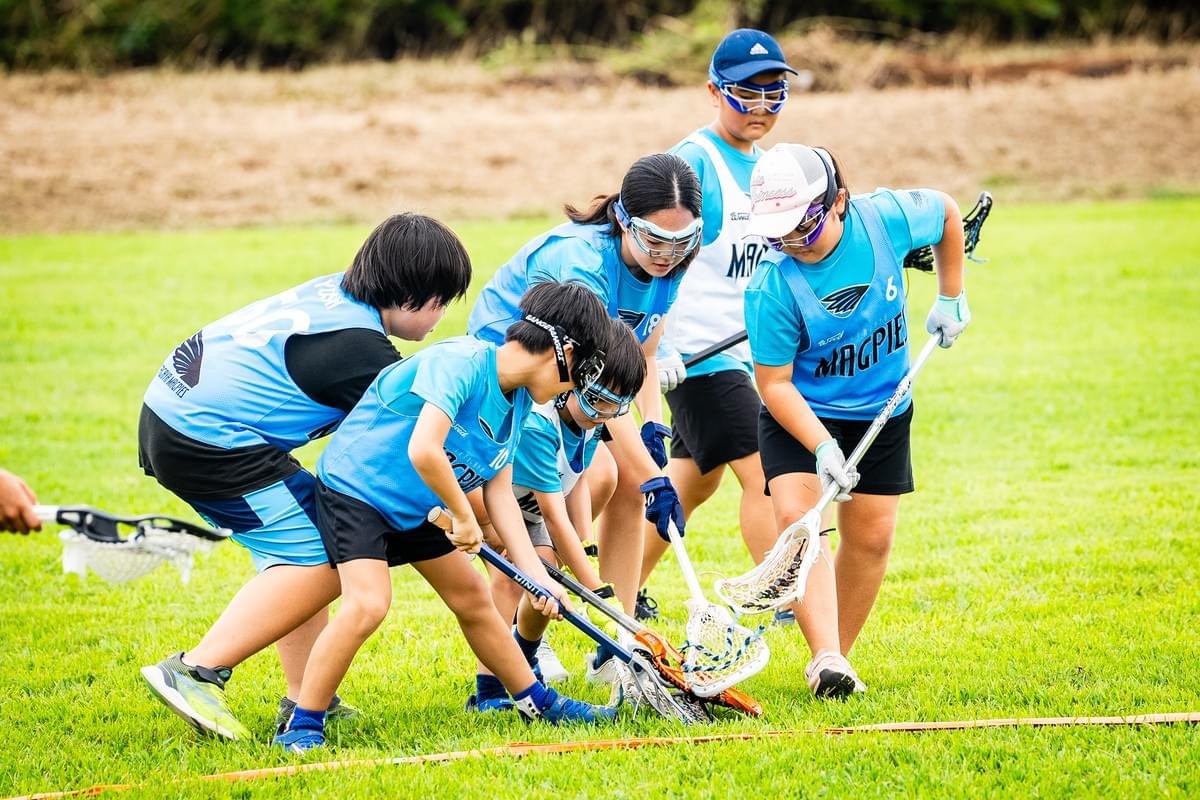 ベンチで出場機会を待つ子ども達 ベンチで出場機会を待つ子ども達