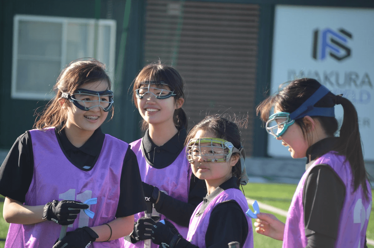 交代時に選手に指示をするコーチ 交代時に選手に指示をするコーチ