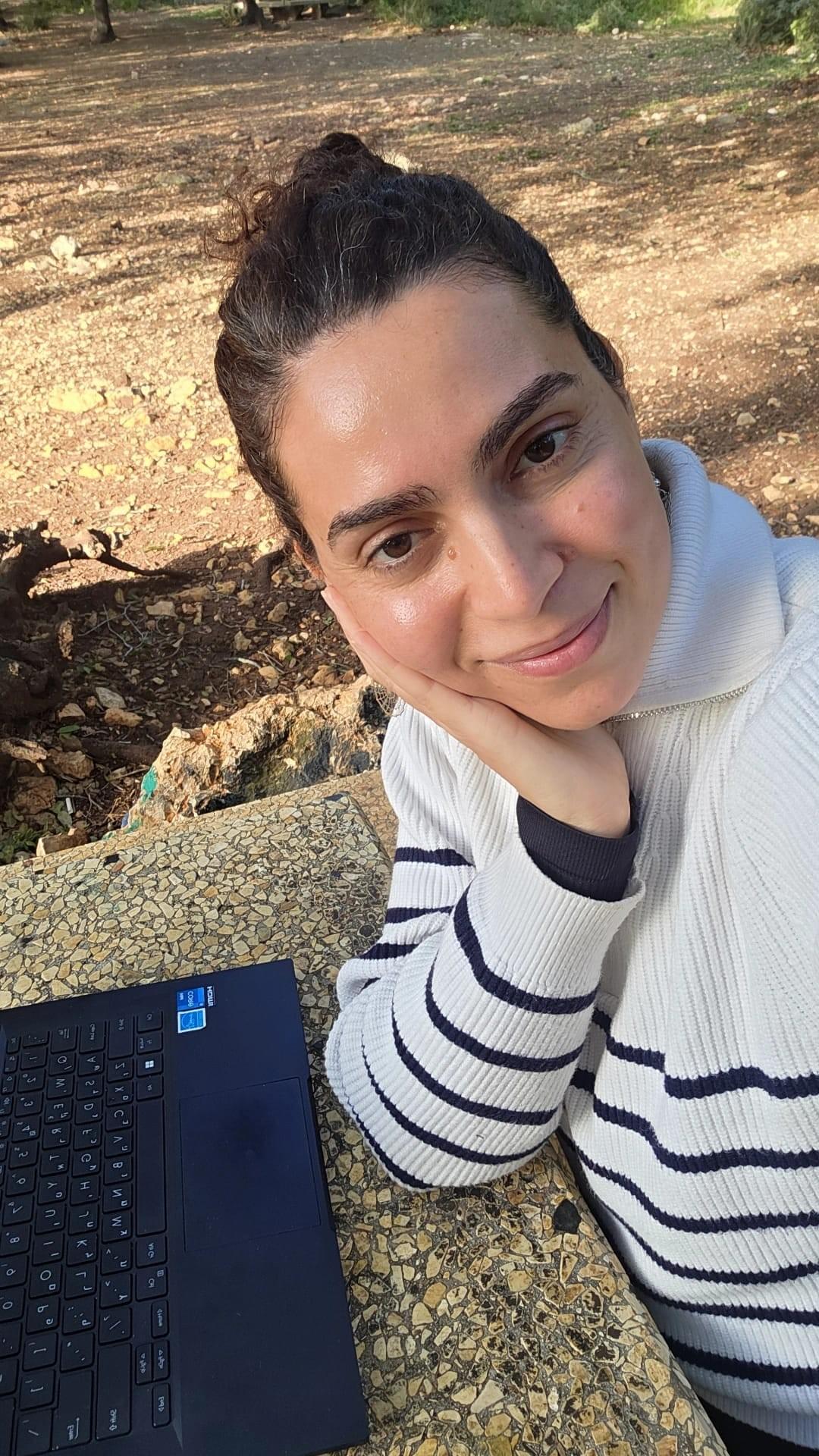 We believe that every woman is capable of reclaiming her inner freedom. In the course of being me, we will explore together how internal constraints can affect your life, and we will work on freeing your voice and unleashing new energies. Your journey towards discovering your true self begins here. "Do you feel like you are not being yourself to the fullest? Do you want more life, more vitality... but is something inside you holding you back? A journey to be me A journey from internal constraints to your true freedom If sometimes you feel like you are here... Independent in your life - you work, you learn, you achieve... But sometimes do you feel restricted? Confident in yourself but you shrink your presence among people and in social or professional settings? Because there are things that no one sees but you... Do you feel 'different' or 'other' and not feel 'at home' in your environment? Comfortable with yourself but you notice that others' expectations affect your decisions and your progress in life? And because it is time for change You can no longer live with the feeling that you are restricted... or that life is closed off to you? Do you want to live more freely... and be yourself honestly? Welcome to you This space is for you to return to yourself... Not to become someone else A course of 5 meetings for women who have started to awaken to their truth... But still feel constrained within family, work, and relationships. Constrained by ways of thinking, by expectations, and by the fear of how they might be seen. Here... we will go back step by step To the place where your voice, your freedom, and your honesty are."