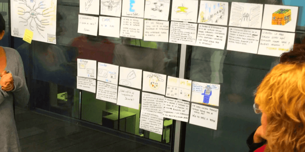 Illustration de deux personnages sautant entre des blocs de différentes tailles, symbolisant le parcours de la création de récits et l'évolution des idées. Une série de dessins et de croquis organisés comme un storyboard, représentant la création de récits percutants et l'alliance des mots et des images. Illustration de deux personnages sautant entre des blocs de différentes tailles, symbolisant le parcours de la création de récits et l'évolution des idées. Une série de dessins et de croquis organisés comme un storyboard, représentant la création de récits percutants et l'alliance des mots et des images.