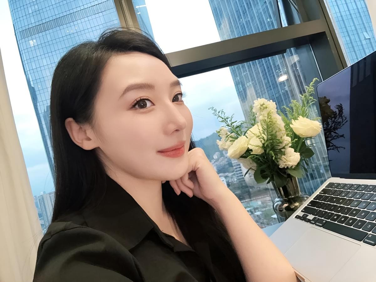 With a wealth of experience in cloud technology and data analysis, Delia-Lee is dedicated to transforming complex challenges into effective solutions for businesses across Asia. Meet Delia-Lee Delia-Lee was born in Singapore in 1987 and returned to China with her parents in 1999 to complete her studies.2009-2010: Data Analyst at EISOO Information Technology Co., Ltd. (Shanghai)2010-2011: Cloud Storage R&D Engineer at ZStack (Yunzhou Technology)2015: Pursued a Master's degree in Computer Science at Johns Hopkins University and completed it with honors.Personal Business Success Stories:2017: Served as Cloud System Engineer at OneAsia Network, during which time she deployed a Hybrid Cloud Management + EVPL, Ethernet Virtual Private Line solution for JKS Logistics, resolving issues such as data loss and network outages in the Asian region. She also provided rack hosting + managed cloud services + cross-border connectivity for a Hong Kong precious metals supplier project. The case study described how the client achieved significant cost savings through her managed cloud solution.2019: Served as Technical Product Manager at OneAsia Network, during which time she assisted Sing Tao News Corporat With a wealth of experience in cloud technology and data analysis, Delia-Lee is dedicated to transforming complex challenges into effective solutions for businesses across Asia. Meet Delia-Lee Delia-Lee was born in Singapore in 1987 and returned to China with her parents in 1999 to complete her studies.2009-2010: Data Analyst at EISOO Information Technology Co., Ltd. (Shanghai)2010-2011: Cloud Storage R&D Engineer at ZStack (Yunzhou Technology)2015: Pursued a Master's degree in Computer Science at Johns Hopkins University and completed it with honors.Personal Business Success Stories:2017: Served as Cloud System Engineer at OneAsia Network, during which time she deployed a Hybrid Cloud Management + EVPL, Ethernet Virtual Private Line solution for JKS Logistics, resolving issues such as data loss and network outages in the Asian region. She also provided rack hosting + managed cloud services + cross-border connectivity for a Hong Kong precious metals supplier project. The case study described how the client achieved significant cost savings through her managed cloud solution.2019: Served as Technical Product Manager at OneAsia Network, during which time she assisted Sing Tao News Corporat