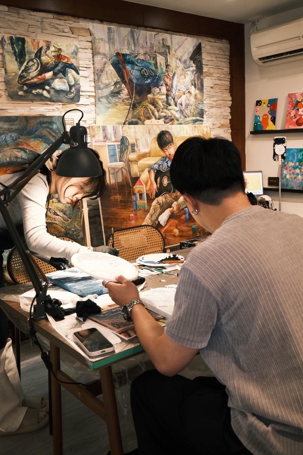 ST Studio 基隆療癒畫室重視每位學員的創作節奏,透過溫柔引導與專業教學,讓您創造出屬於自己靈魂的藝術作品! ST Studio 基隆療癒畫室重視每位學員的創作節奏,透過溫柔引導與專業教學,讓您創造出屬於自己靈魂的藝術作品!