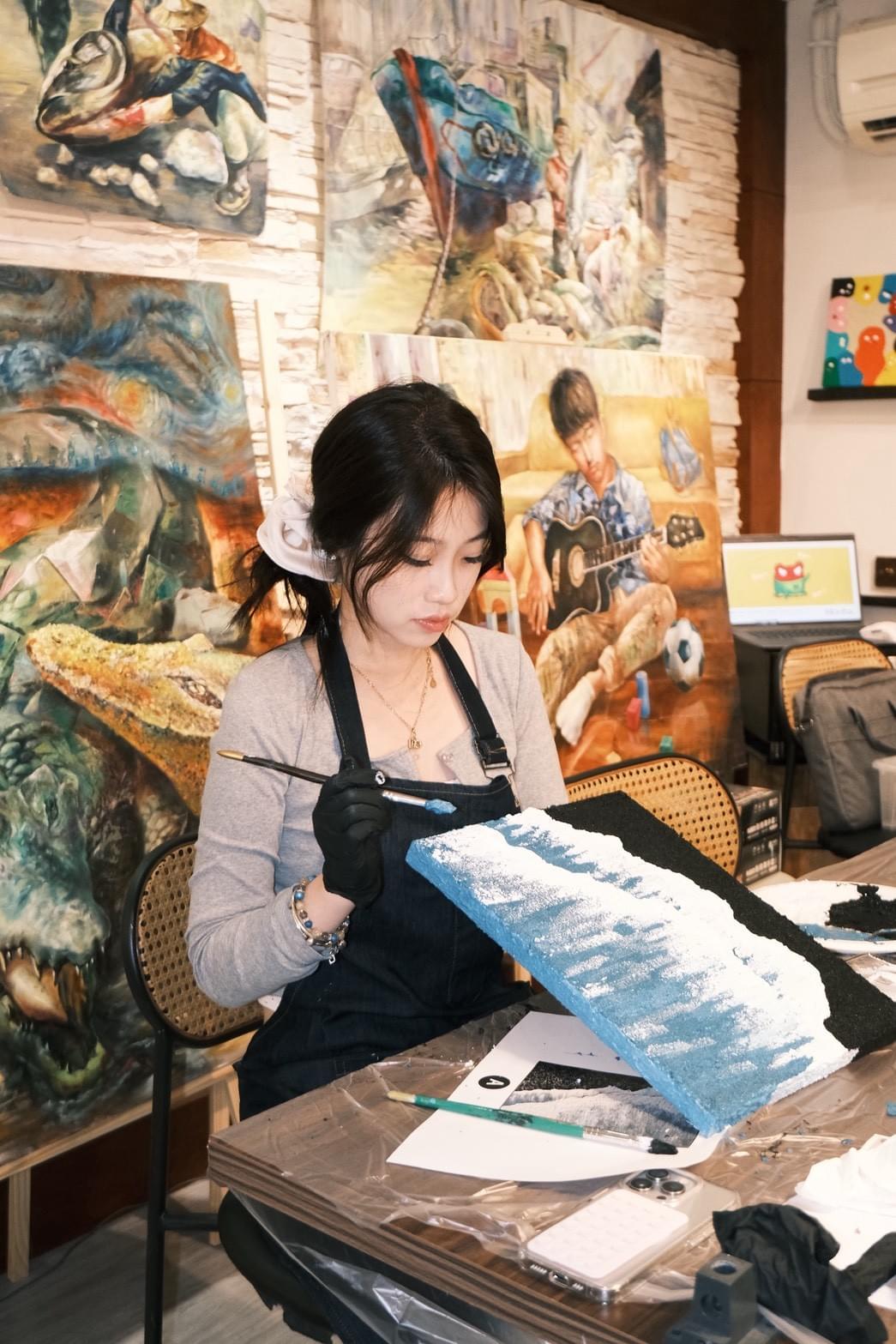 在 ST Studio 基隆療癒畫室,可以學到流體藝術、肌理創作及丙烯繪畫,ST Studio 還有療癒玩偶體驗。我們帶領學員探索不同媒材與創作方式,找到最適合自己的藝術表達。 在 ST Studio 基隆療癒畫室,可以學到流體藝術、肌理創作及丙烯繪畫,ST Studio 還有療癒玩偶體驗。我們帶領學員探索不同媒材與創作方式,找到最適合自己的藝術表達。