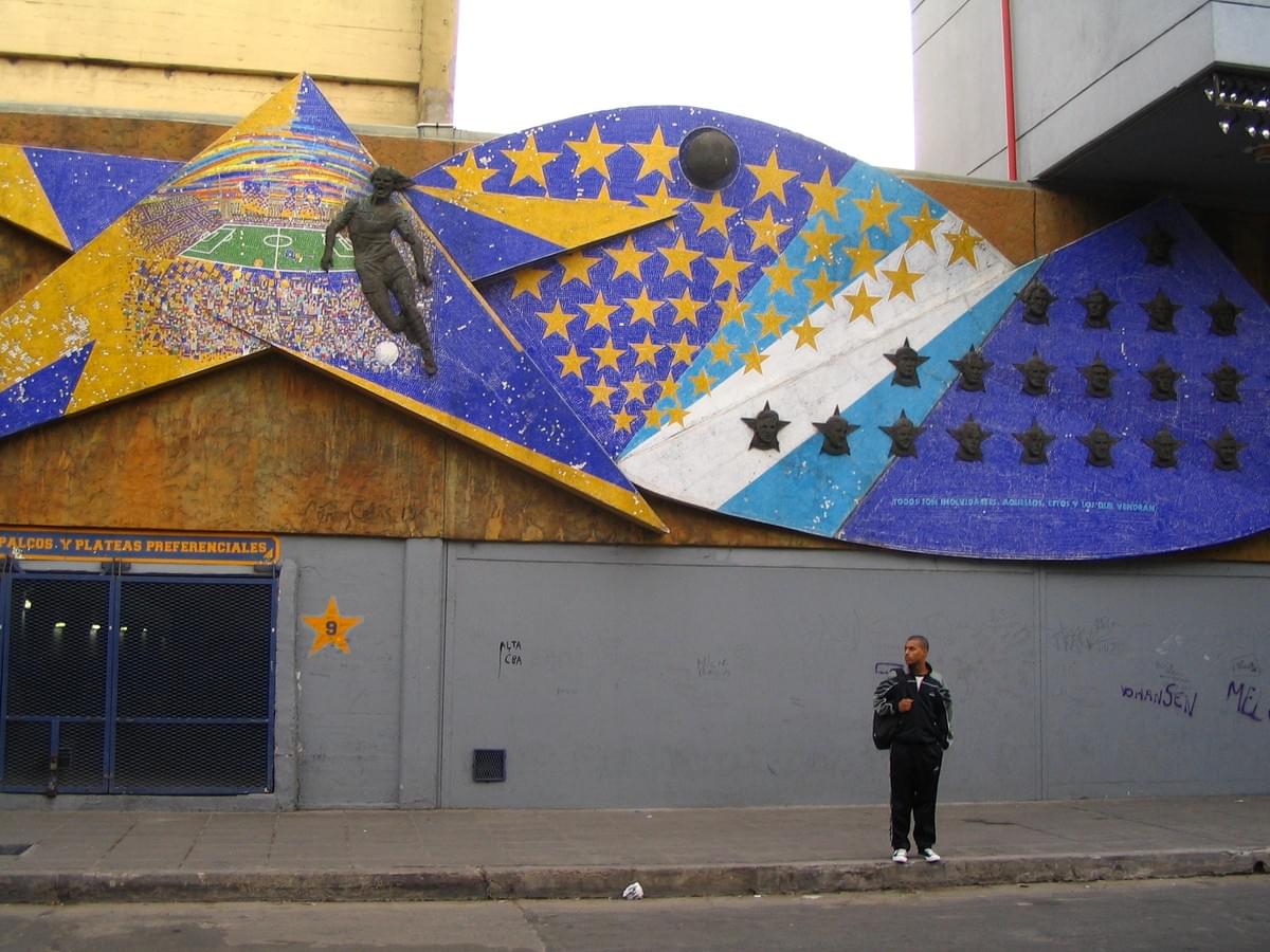 Ik voor het stadion van Boca Juniors, La Bombonera Ik voor het stadion van Boca Juniors, La Bombonera