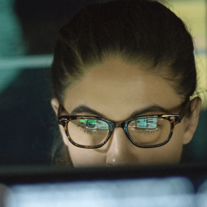 Personne en train de consulter ses outils de veille médiatique à l'ordinateur Personne en train de consulter ses outils de veille médiatique à l'ordinateur