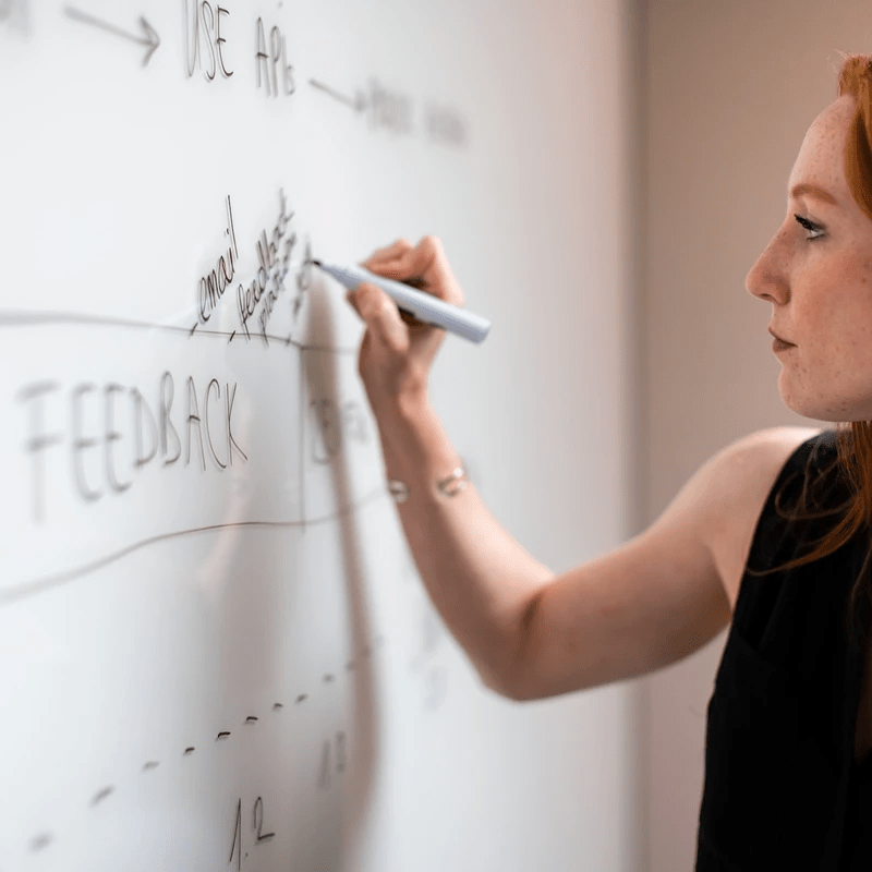 Femme en train de faire un brainstorm pour plan de communication réussi Femme en train de faire un brainstorm pour plan de communication réussi