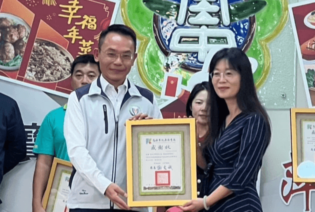 — Manager Wang From nutritional lunch to large event meals, Dajia Bento Factory all demonstrate professional service and strict hygiene standards, is our best partner. Our customers exceed one hundred schools and companies, continuously trust Da Jia Bento's professional supply. Da Jia Bento Factory} passed the Executive Yuan Department of Health HACCP certification, mainly undertaking school lunch programs, group meals, boxed meals, and catering services, additionally also serving companies, organizations, and large events. Da Jia Bento Factory Co., Ltd. to improve product quality, in 2008 built a factory covering 210 ping (approximately 693 square meters), equipped with professional production equipment, evaluated by the HACCP assessment team to provide a safe daily meal volume of 12,000 servings. In the professional meal supply process, the factory's equipment and workflow planning, employees' professional quality, and the freshness and safety of ingredients are all key factors affecting product quality. The company upholds enthusiasm and humble learning for group meal services, continuously improving, fully cooperating with health authorities' policies, and constantly enhancing product quality. Achieving HACCP certification allows every consumer to receive the most satisfactory dining service. — Manager Wang From nutritional lunch to large event meals, Dajia Bento Factory all demonstrate professional service and strict hygiene standards, is our best partner. Our customers exceed one hundred schools and companies, continuously trust Da Jia Bento's professional supply. Da Jia Bento Factory} passed the Executive Yuan Department of Health HACCP certification, mainly undertaking school lunch programs, group meals, boxed meals, and catering services, additionally also serving companies, organizations, and large events. Da Jia Bento Factory Co., Ltd. to improve product quality, in 2008 built a factory covering 210 ping (approximately 693 square meters), equipped with professional production equipment, evaluated by the HACCP assessment team to provide a safe daily meal volume of 12,000 servings. In the professional meal supply process, the factory's equipment and workflow planning, employees' professional quality, and the freshness and safety of ingredients are all key factors affecting product quality. The company upholds enthusiasm and humble learning for group meal services, continuously improving, fully cooperating with health authorities' policies, and constantly enhancing product quality. Achieving HACCP certification allows every consumer to receive the most satisfactory dining service.