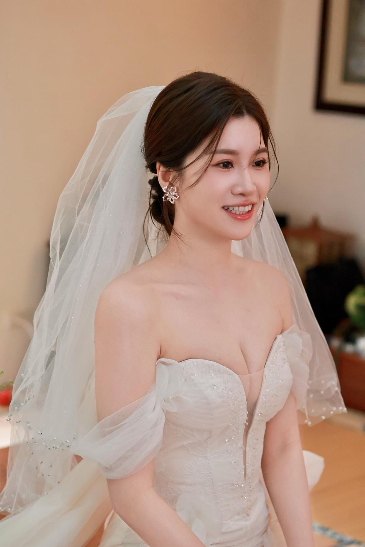 Our collaboration makeup and hair experts focus on details and texture, ensuring every style meets your needs and the occasion atmosphere. Let you confidently show the best state at weddings, banquets, or events. Professional makeup and hair Our service We are about to launch a "Important Occasion Korean Style Home Service" service, mainly serving guests attending important occasions such as weddings, friends and family, portrait photos, banquets, year-end parties, spring wine, stage activities, and other events requiring formal attendance.This time, we want to invite stable, aesthetically detailed, and high-quality service makeup/hair styling/beauty/nail teachers to become partners.We observe that many professional teachers are not actually lacking skills, but spend too much time on tasks outside of service, such as:・Replying to customer inquiries・Explaining service content and prices・Confirming address and time・Tracking deposit payments・Reminding customers of precautions・Communicating transportation costs・Handling last-minute rescheduling or cancellationsWe hope the platform can assist with these front-end communications and administrative details.This allows teachers to focus their time on truly important matters: consistently producing work, serving clients, and managing their own professionalism.We are not a low-price comparison platform, nor do we want teachers to be forced into price competition.The platform will target customers willing to invest in important occasions, emphasizing makeup quality and service experience.Customers will complete plan understanding, reservation information filling, address confirmation, and deposit payment via LINE; only after completing the deposit will the schedule be officially reserved.Transportation costs and pre-service reminders will also be explained in advance by us, to minimize the costs of back-and-forth communication and last-minute changes for teachers.I want to create a one-page website about home aesthetic services, including makeup, hair styling, beauty, and additional nail services.The content should also include a list of transportation costs (amounts not yet determined).Can you give me instructions and tell me which platform to use to create the website or directly help me make a website? Our collaboration makeup and hair experts focus on details and texture, ensuring every style meets your needs and the occasion atmosphere. Let you confidently show the best state at weddings, banquets, or events. Professional makeup and hair Our service We are about to launch a "Important Occasion Korean Style Home Service" service, mainly serving guests attending important occasions such as weddings, friends and family, portrait photos, banquets, year-end parties, spring wine, stage activities, and other events requiring formal attendance.This time, we want to invite stable, aesthetically detailed, and high-quality service makeup/hair styling/beauty/nail teachers to become partners.We observe that many professional teachers are not actually lacking skills, but spend too much time on tasks outside of service, such as:・Replying to customer inquiries・Explaining service content and prices・Confirming address and time・Tracking deposit payments・Reminding customers of precautions・Communicating transportation costs・Handling last-minute rescheduling or cancellationsWe hope the platform can assist with these front-end communications and administrative details.This allows teachers to focus their time on truly important matters: consistently producing work, serving clients, and managing their own professionalism.We are not a low-price comparison platform, nor do we want teachers to be forced into price competition.The platform will target customers willing to invest in important occasions, emphasizing makeup quality and service experience.Customers will complete plan understanding, reservation information filling, address confirmation, and deposit payment via LINE; only after completing the deposit will the schedule be officially reserved.Transportation costs and pre-service reminders will also be explained in advance by us, to minimize the costs of back-and-forth communication and last-minute changes for teachers.I want to create a one-page website about home aesthetic services, including makeup, hair styling, beauty, and additional nail services.The content should also include a list of transportation costs (amounts not yet determined).Can you give me instructions and tell me which platform to use to create the website or directly help me make a website?