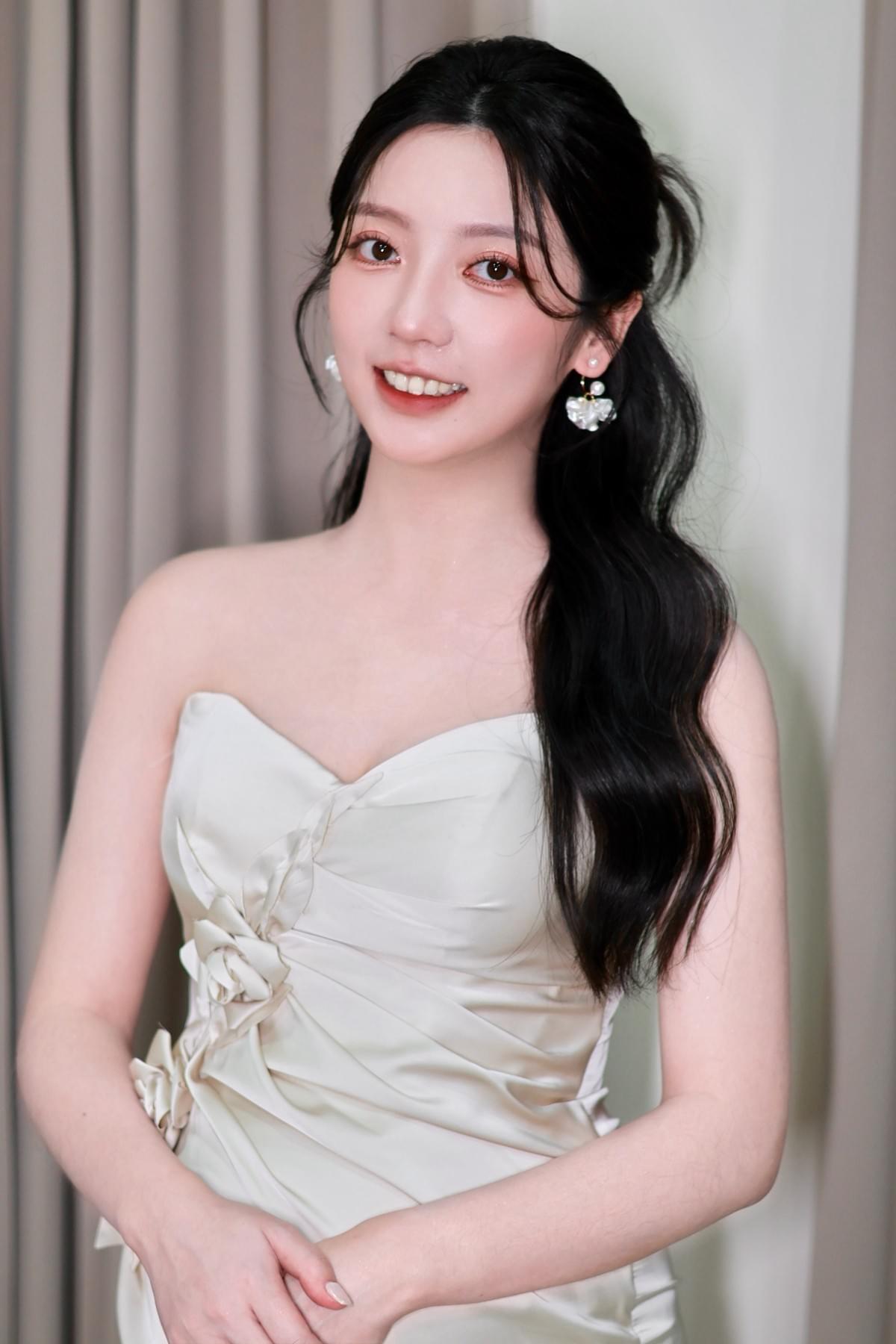 Provide professional beauty treatments, let your skin show natural radiance on important days, enhance overall image and confidence. Suitable for various formal occasions' personal beauty needs. Beauty services Our service We are about to launch a "Important Occasion Korean Style Home Service" that mainly serves guests attending formal events such as weddings, friends and family, portrait photos, banquets, year-end parties, spring wine, stage activities, and other important occasions requiring formal attendance.This time, we want to invite stable, aesthetically detailed, and high-quality service makeup/hair styling/beauty/nail art teachers to become partners.We observe that many professional teachers are not actually lacking skills, but spend too much time on tasks outside of their services, such as:・Replying to customer inquiries・Explaining service content and prices・Confirming address and time・Tracking deposit payments・Reminding customers of precautions・Communicating transportation costs・Handling last-minute rescheduling or cancellationsWe hope the platform can assist in handling these front-end communications and administrative details.This allows teachers to focus their time on truly important matters: consistently producing work, serving clients, and managing their own professionalism.We are not a low-price comparison platform, nor do we want teachers to be forced into price competition.The platform will target customers willing to invest in important occasions, who value makeup quality and service experience.Customers will complete plan understanding, reservation information filling, address confirmation, and deposit payment via LINE; only after completing the deposit will the schedule be officially reserved.Transportation costs and pre-service reminders will also be explained in advance by us, to minimize the costs of back-and-forth communication and last-minute changes for teachers.I want to create a one-page website about home aesthetic services, including makeup, hair styling, beauty, and additional nail services.The content should also include a list of transportation costs (amounts not yet determined).Can you give me instructions and tell me which platform to use to build the website or directly help me create a website? Provide professional beauty treatments, let your skin show natural radiance on important days, enhance overall image and confidence. Suitable for various formal occasions' personal beauty needs. Beauty services Our service We are about to launch a "Important Occasion Korean Style Home Service" that mainly serves guests attending formal events such as weddings, friends and family, portrait photos, banquets, year-end parties, spring wine, stage activities, and other important occasions requiring formal attendance.This time, we want to invite stable, aesthetically detailed, and high-quality service makeup/hair styling/beauty/nail art teachers to become partners.We observe that many professional teachers are not actually lacking skills, but spend too much time on tasks outside of their services, such as:・Replying to customer inquiries・Explaining service content and prices・Confirming address and time・Tracking deposit payments・Reminding customers of precautions・Communicating transportation costs・Handling last-minute rescheduling or cancellationsWe hope the platform can assist in handling these front-end communications and administrative details.This allows teachers to focus their time on truly important matters: consistently producing work, serving clients, and managing their own professionalism.We are not a low-price comparison platform, nor do we want teachers to be forced into price competition.The platform will target customers willing to invest in important occasions, who value makeup quality and service experience.Customers will complete plan understanding, reservation information filling, address confirmation, and deposit payment via LINE; only after completing the deposit will the schedule be officially reserved.Transportation costs and pre-service reminders will also be explained in advance by us, to minimize the costs of back-and-forth communication and last-minute changes for teachers.I want to create a one-page website about home aesthetic services, including makeup, hair styling, beauty, and additional nail services.The content should also include a list of transportation costs (amounts not yet determined).Can you give me instructions and tell me which platform to use to build the website or directly help me create a website?