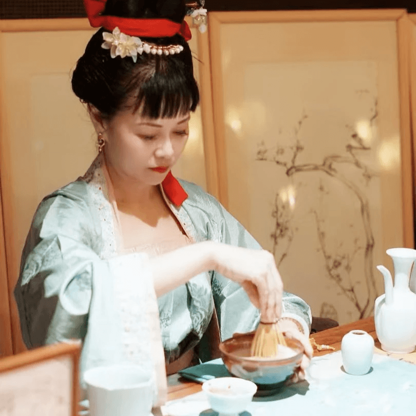 Through tea ceremony experience and story sharing, let every tea lover be able to better understand the rich connotations and spiritual values of tea culture. Explore the art and culture of tea's beauty. I am Tea Person Silly, tea culture lecturer and tea merchant, sharing Gongfu tea, Song Dynasty Dian tea, Tang Dynasty boiled tea, as well as tea culture stories, tea ceremony experience, and courses, hoping to use simple, relaxed methods to let more people understand tea culture. Through tea ceremony experience and story sharing, let every tea lover be able to better understand the rich connotations and spiritual values of tea culture. Explore the art and culture of tea's beauty. I am Tea Person Silly, tea culture lecturer and tea merchant, sharing Gongfu tea, Song Dynasty Dian tea, Tang Dynasty boiled tea, as well as tea culture stories, tea ceremony experience, and courses, hoping to use simple, relaxed methods to let more people understand tea culture.