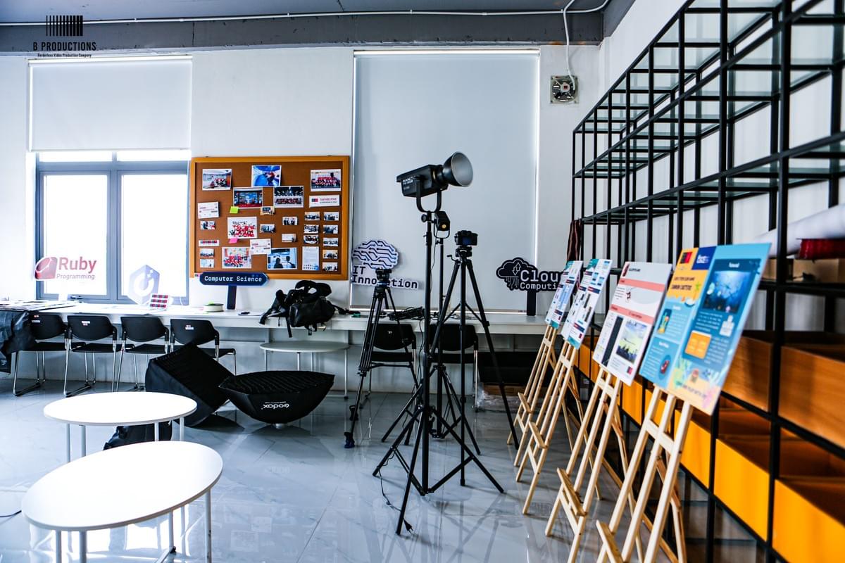 Đội ngũ chuyên gia và trang thiết bị hiện đại tại công ty làm phim quảng cáo uy tín B PRODUCTIONS. Đội ngũ chuyên gia và trang thiết bị hiện đại tại công ty làm phim quảng cáo uy tín B PRODUCTIONS.