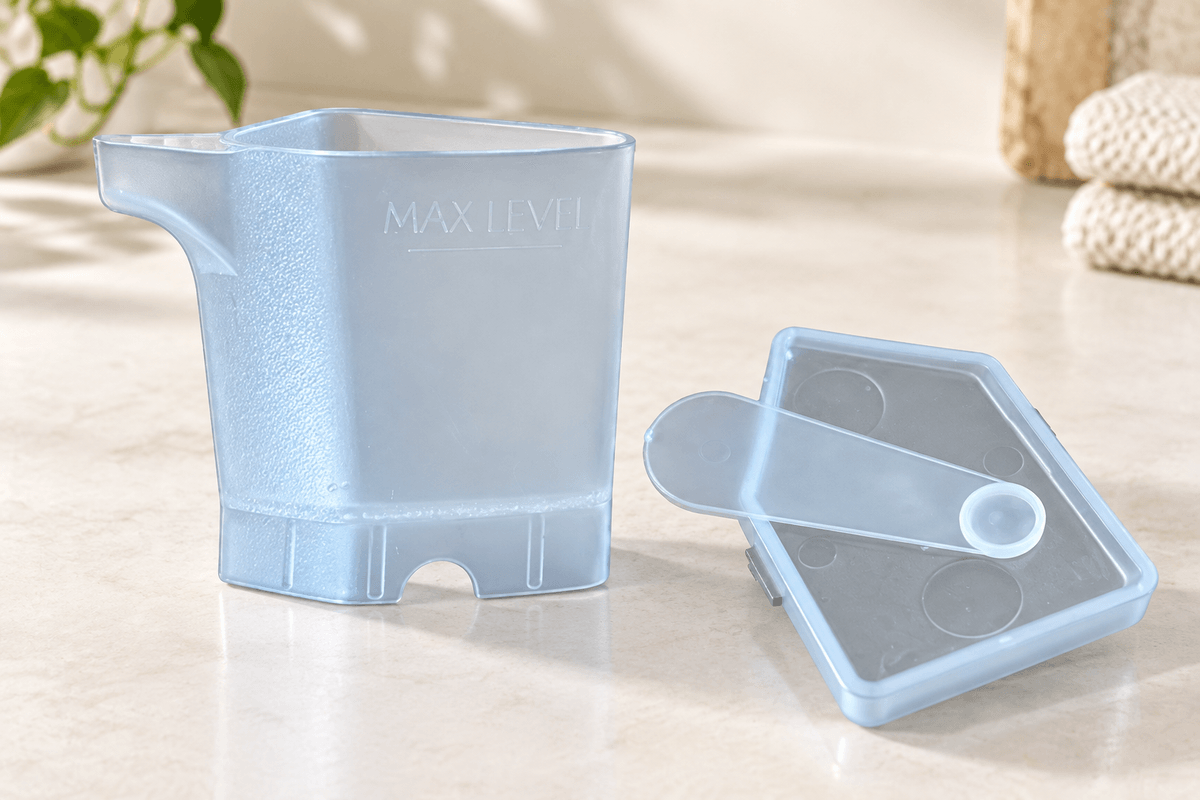 Dosage : Gobelet doseur Steam-it avec repère de remplissage, récipient ouvert et dosette à sel Dosage : Gobelet doseur Steam-it avec repère de remplissage, récipient ouvert et dosette à sel