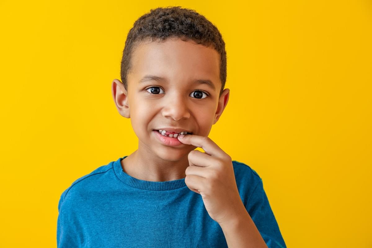 Enfant qui a des caries Enfant qui a des caries