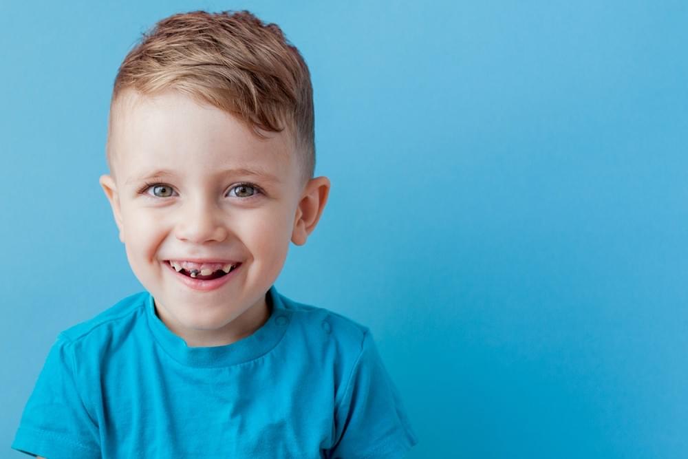 Enfant qui a des caries Enfant qui a des caries