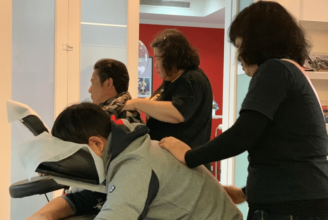 企業邀請資深盲人按摩師,到公司為同事們舒壓放鬆~感謝各大上市上櫃企業 CSR福委會溫暖支持,人資進用盲人按摩活動 企業邀請資深盲人按摩師,到公司為同事們舒壓放鬆~感謝各大上市上櫃企業 CSR福委會溫暖支持,人資進用盲人按摩活動