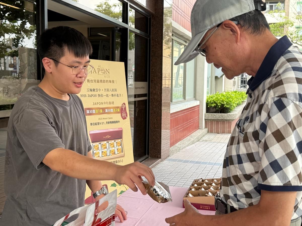 「暖暖堡」團隊成員陳柏翰於活動現場向師長業主特色米香產品,透過實地交流展現品牌理念與在地食材的創新應用 「暖暖堡」團隊成員陳柏翰於活動現場向師長業主特色米香產品,透過實地交流展現品牌理念與在地食材的創新應用