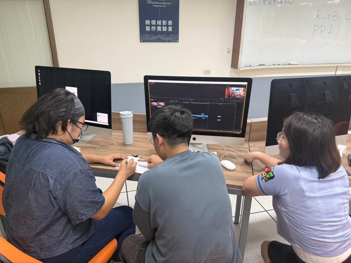 日籍團員相馬悠葵(左1)與團員於跨領域影音製作實驗室製作短影音 日籍團員相馬悠葵(左1)與團員於跨領域影音製作實驗室製作短影音